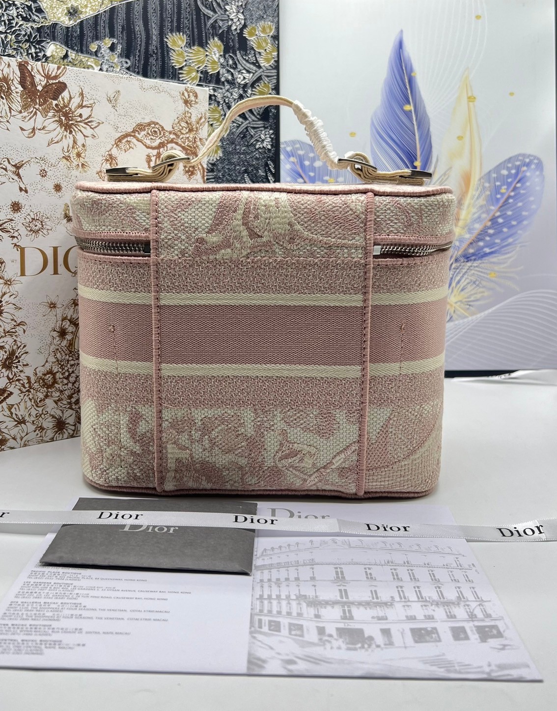 22cm Medium DiorTravel Vanity Case กระเป๋าใส่เครื่องสำอางใบกลาง จุของได้เยอะ มาพร้อมกับลวดลาย Oblique ปักอย่างประณีตและประดับด้วยสัญลักษณ์ Christian Dior Paris มาพร้อมสายสะพายและหูจับในตัว