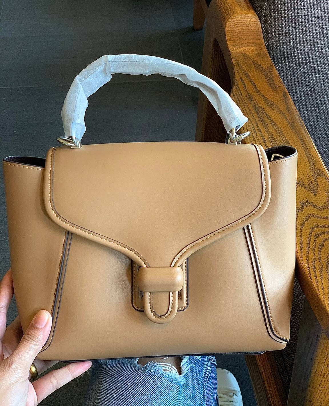 COACH COURIER CARRYALL 23 IN COLORBLOCK SIGNATURE CANVAS พร้อมส่ง 7 แบบ พร้อมส่ง ลุคดูไฮสุดๆค่ะ! กระเป๋าสะพายหนังหรูหราและคลาสสิค หนังแท้ชั้นดีที่สุด น้ำหนักเบา หนังสวยมากก สัมผัสแล้วหลงรักแน่นอนจ้าา😘