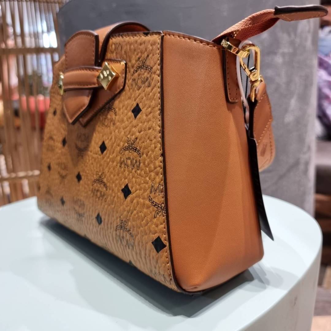 M.C.M ESSENTIAL VISETOS ORIGINAL SMALL CROSSBODY BAG กระเป๋าสะพายข้าง ขนาดกำลังดี สวยอยู่ทรง ดีไซน์เป็นเอกลักษณ์ วัสดุหนังแคนวาสสลับหนังแท้ พริ้นท์ลายเต็มใบ ดูหรูมาก!! เปิด-ปิดกระเป๋าด้วยสายคาดแม่เหล็ก และซิปรูดกันของหล่น มาพร้อมสายสะพาย crossbody ปั๊มลาย