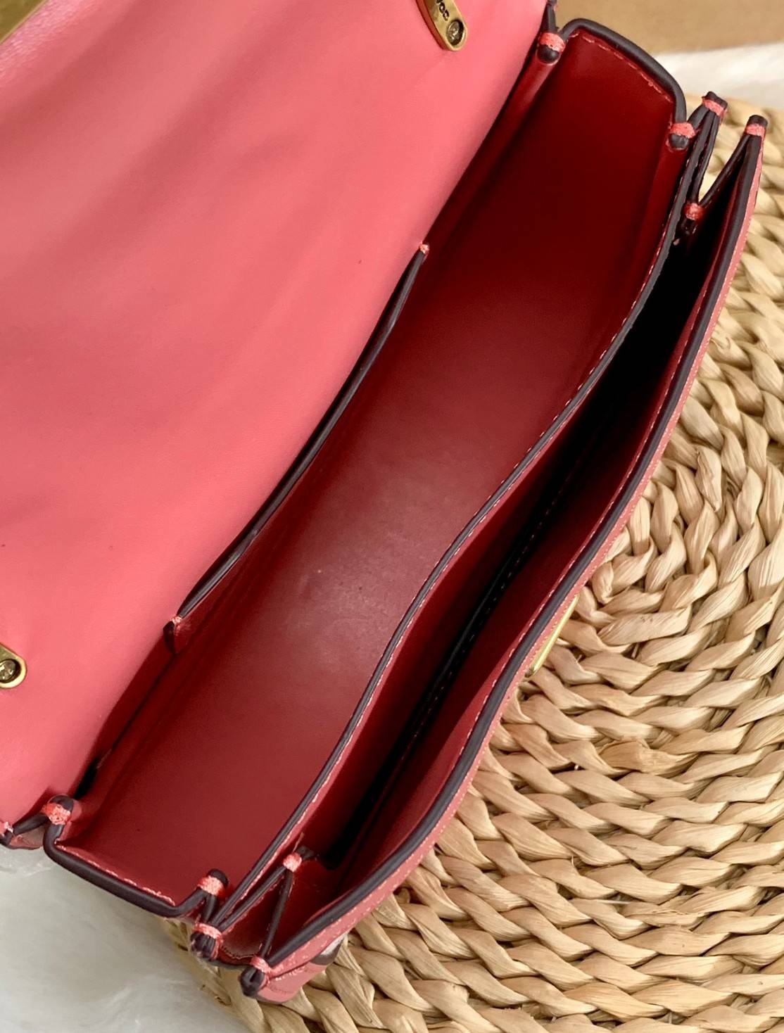 COACH ALIE SADDLE BAG JACQUARD IN SIGNATURE ((C4694//C3464)) พร้อมส่งที่ไทย รุ่นใหม่ล่าสุดค่ะ! กระเป๋าสะพายข้าง//ครอสบอดี้ร์//หรือทบสายคู่สะพายไหล่ได้ค่ะ วัสดุJacquard+หนังแท้ ได้สวยงามลงตัวมากๆ เปิดปิดกระเป๋าแบบกดล็อค มีอะไหล่โลโก้แบรนด์โดดเด่นปนคลาสสิค