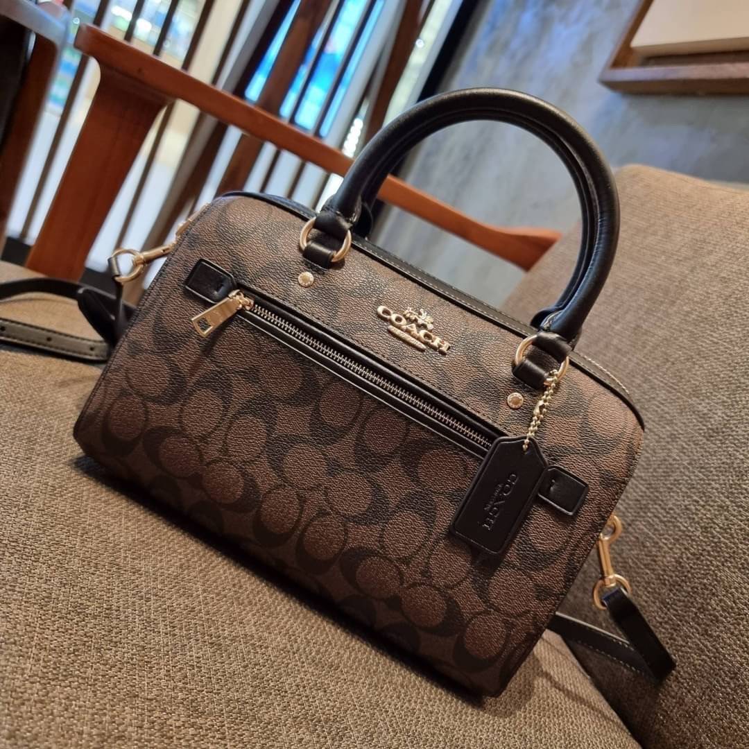 COACH F83607 ROWAN SATCHEL IN SIGNATURE CANVAS กระเป๋าทรงหมอนยอดฮิต คลาสสิคใช้งานได้ไม่มีเบื่อ มาครบสีขายดี ด้วยรูปทรงสวยงาม และใช้งานได้อย่างกระฉับกระเฉง วัสดุหนังแคนวาสเคลือบลาย ทนทาน ภายในโล่งกว้าง มีช่องซิปและแบ่งสัดส่วนได้ลงตัว บอกเลยว่าสาวๆพลาดไม่ได
