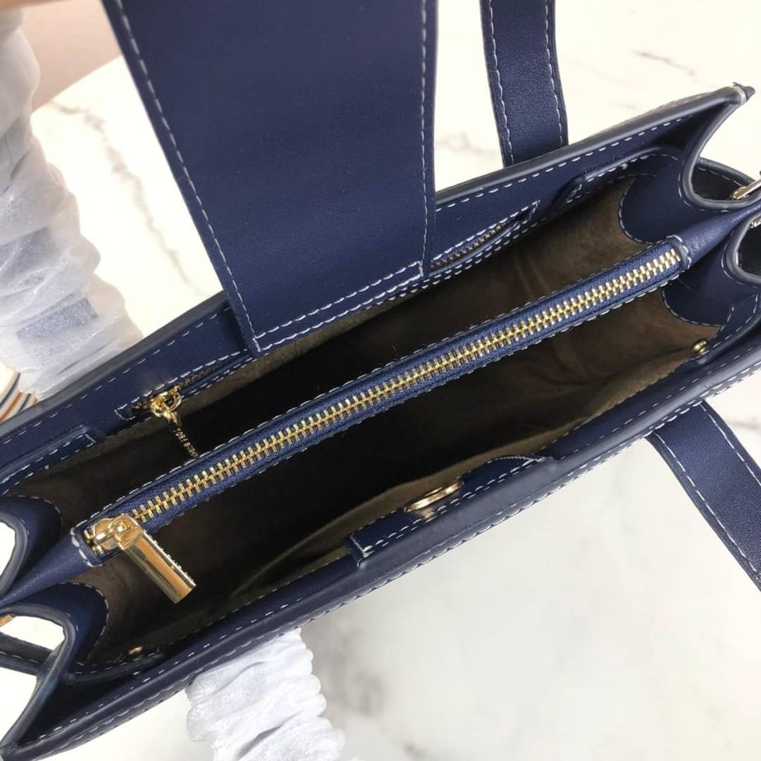 TORY BUTCH SMALL WALKER CANVAS กระเป๋าถือ หรือสะพาย TORY BURCH เปิด - ปิดกระเป๋าด้วยกระดุมแม่เหล็ก ด้านในแบ่งเป็น 3 ช่อง มีช่องซิปตรงกลาง และมีช่องซิปเล็กอีก 1 ช่อง ช่องใส่ของ 1 ช่อง หูจับสูง 14 cm มาพร้อมสายสะพายยาว สามารถถอดและปรับได้ Free Size ค่ะ