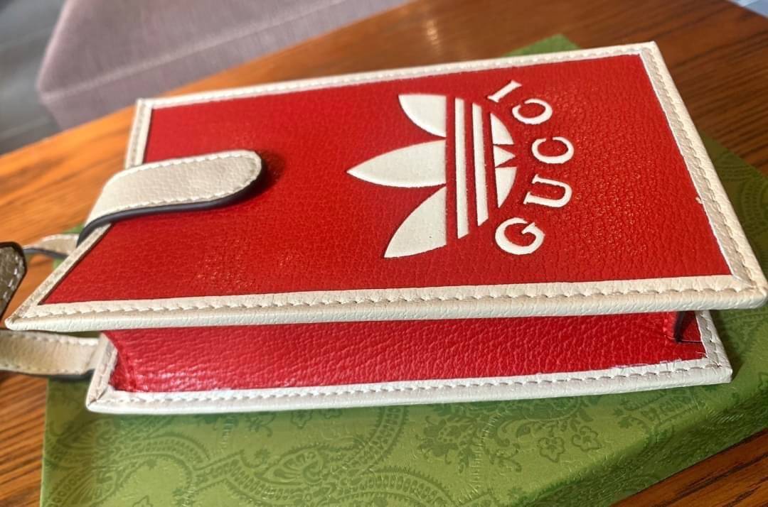 adidas x Gucci phone case ไม่มีได้ยังไง หนุ่มๆสาวๆต้องมีติดตัวค่ะ กระเป๋าใส่มือถือ มีโลโก้แบรนด์แบบนูนอันเป็นสัญลักษณ์ของคอลเลคชั่นนี้เลยค่ะ