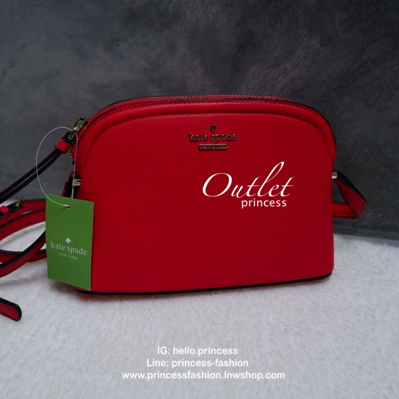Katespade Crossbody Bag ด้านหน้าติดโลหะชื่อแบรนด์อะไหล่สีทอง เปิดปิดด้วยช่องซิป ด้านในเป็นช่องใส่สิ่งของ และมีป้ายหนังปั๊มโลโก้แบรนด์ ผ้าบุเป็นลายแบรนด์อีกด้วย รุ่นนี้มาพร้อมสายสะพายยาวปรับระดับได้ ทรงนี้สะพายกี่ทีก้อไม่มี out นะจ้ะสาวๆ