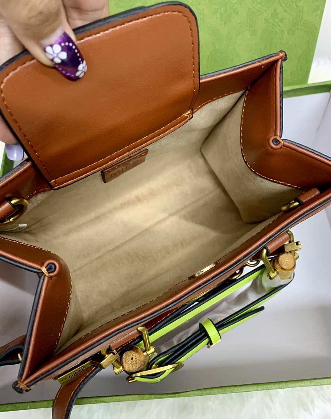 กระเป๋า GUCCI สไตล์งานหูไม้ไผ่ Size mimi รุ่น Gucci Diana Bag กระเป๋าสุดคลาสสิกดีไซน์มาใหม่พร้อมเข็ดขัดหนังสีสะท้อนแสงประดับตรงหูกระเป๋า กระเป๋าทรง tote วัสดุหนังแท้ (calfskin) อะไหล่ทอง ขนาดกำลังดี งานสวยตั้งอยู่ทรง มีสายสะพายยาว 1เส้น สามารถปรับระดับได้