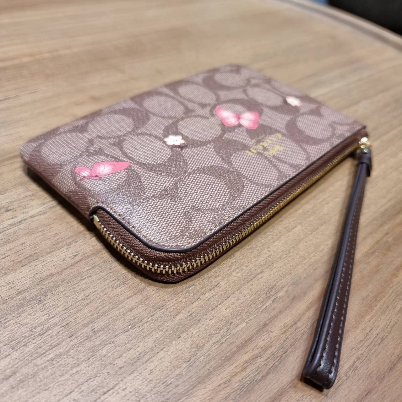 COACH 2972 CORNER ZIP WRISTLET IN SIGNATURE CANVAS WITH BUTTERFLY PRINT มาแล้วจ้า ไอเท็มสุดปัง!! ฮิตไม่เลิก!! พร้อมลวดลายสุดคิ้วท์ น่ารักน่าใช้ขึ้นไปอีก กระเป๋าคล้องมือ ขนาดเหมาะพกพา วัสดุหนังแคนวาส ภายในเป็นช่องโล่ง ใส่ธนบัตร หรือใส่บัตร ใส่เหรียญ ได้หมด