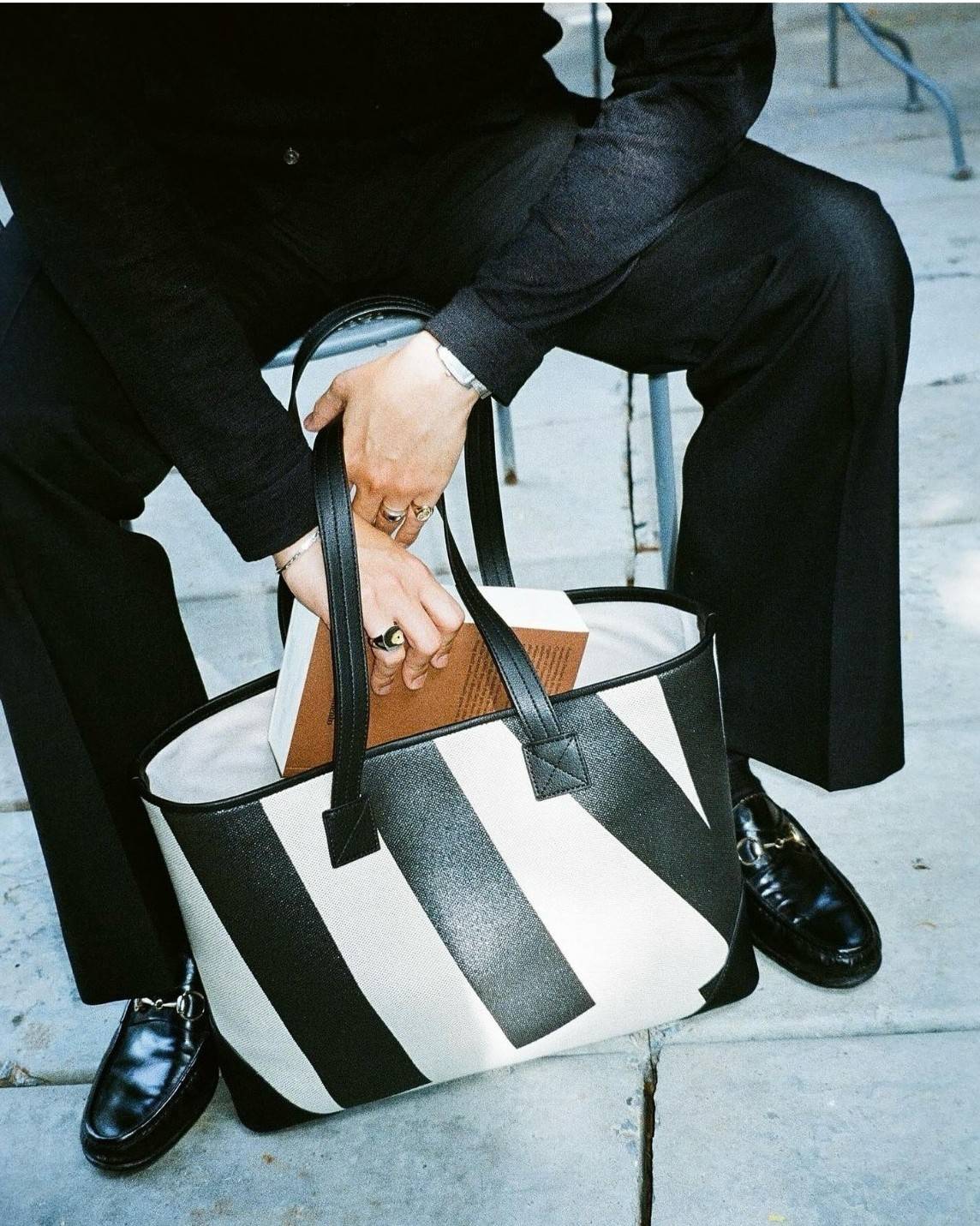 Rally movement tote bag กระเป๋าทรงโท้ท ดีไซน์คลาสสิค เรียบง่ายแต่ดูแพง มีระดับสุดๆ ไอเท็มสุดปัง ออกมาก็ sold out ไวมากๆ รุ่นใหม่และเป็นรุ่นที่ตามหา