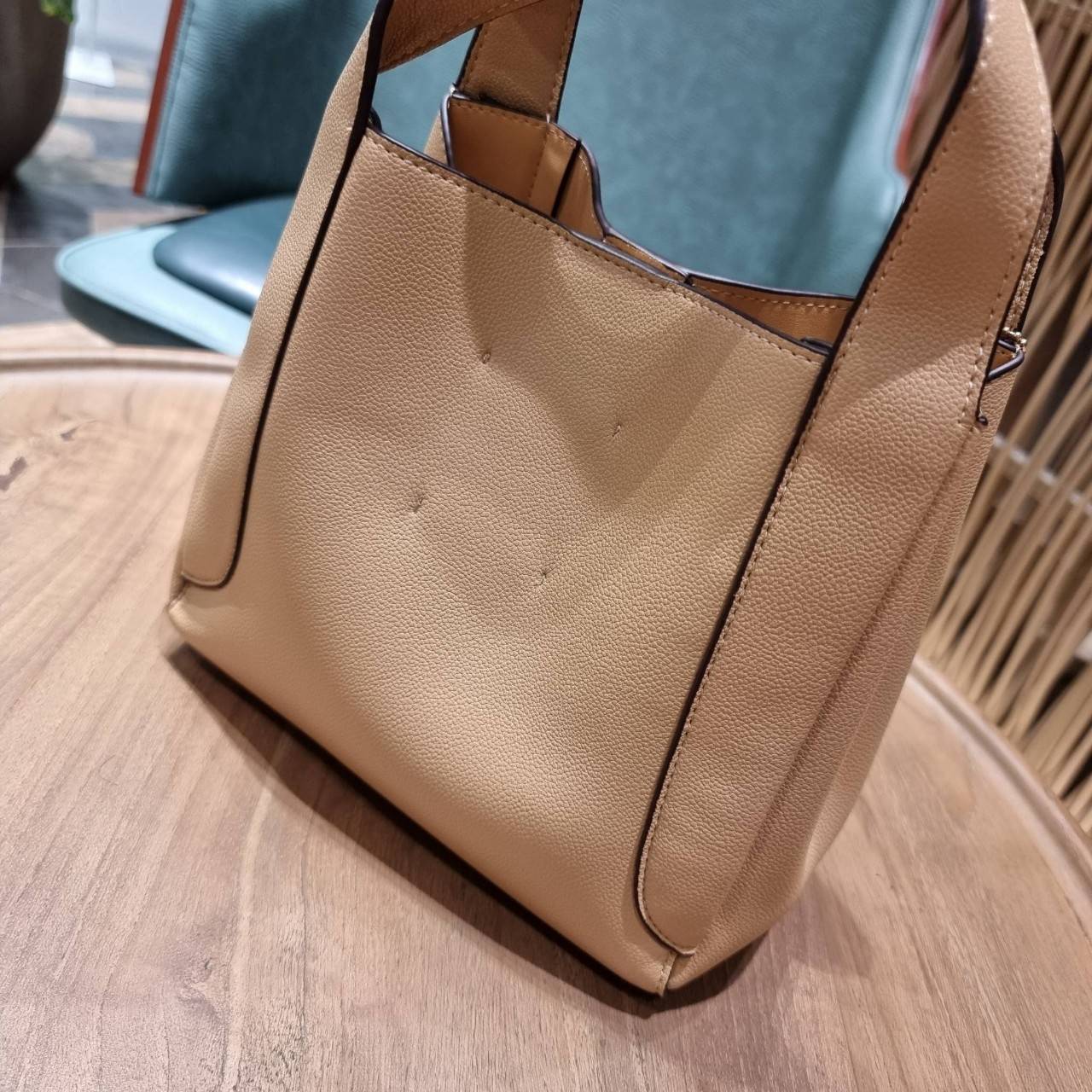 COACH 78800 HADLEY HOBO 21 ไอเท็มยอดนิยม คลาสสิคในทุกโอกาส กระเป๋าทรงโฮโบ ทรงสวยใช้งานได้ทุกลุค แมชท์ง่ายกับทุกสไตล์ วัสดุหนัง pepble เปิด-ปิดด้วยกระดุมแม่เหล็ก มีตะขอล็อคที่ปากกระเป๋าเพื่อปรับทรงใช้งานได้ ภายในโล่งกว้าง ใส่ได้ทุกอย่าง!! มีสายสะพายให้ หรื