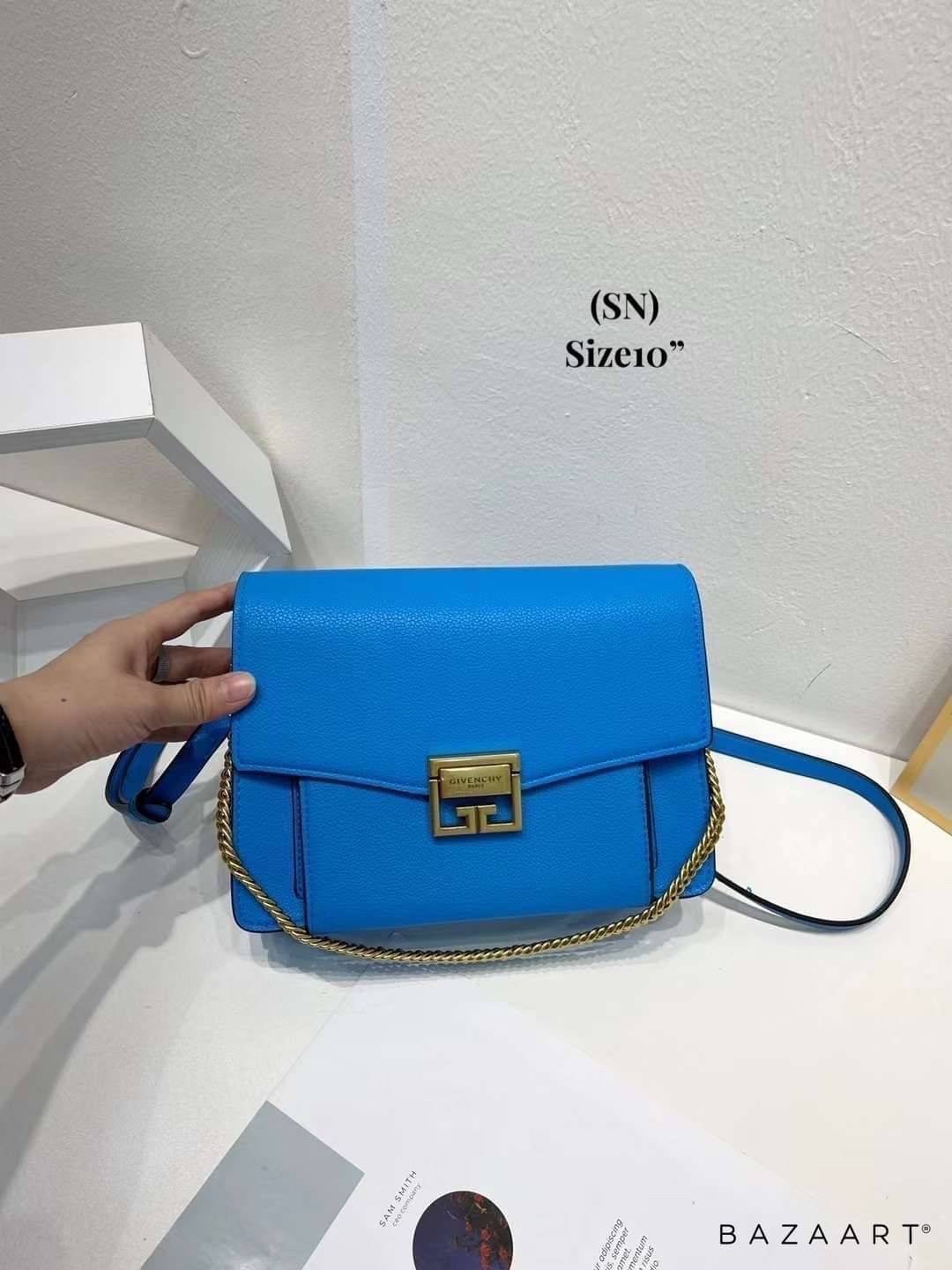 Givenchy GV3 Small Leather 25cm รุ่นยอดนิยม กระเป๋าสะพายหนัง เปิดหน้า อะไหล่ทอง งานสวยเป๊ะอะไหล่ปั้มทุกจุดสวยหรู ดูเป็นคนมีเทสดีเลยค่าา ดีไซน์คือสวยมีคลาส มีระดับสุดๆ พร้อมสายโซ่อะไหล่ทอง ละมุนตามากค่าา