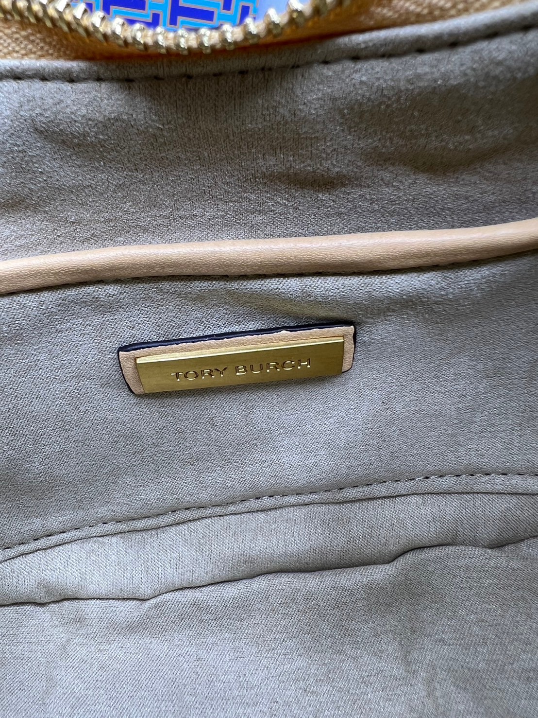 TORY BURCH T Monogram Crescent Bag NEW IVORY MULTI กระเป๋าทรงพระจันทร์เสี้ยวแต่งหัวใจสีทองสวยหรู น่ารักรุ่นใหม่ล่าสุด เกรดท็อปออริ เทียบแท้ 1:1 เกรดดีสุด