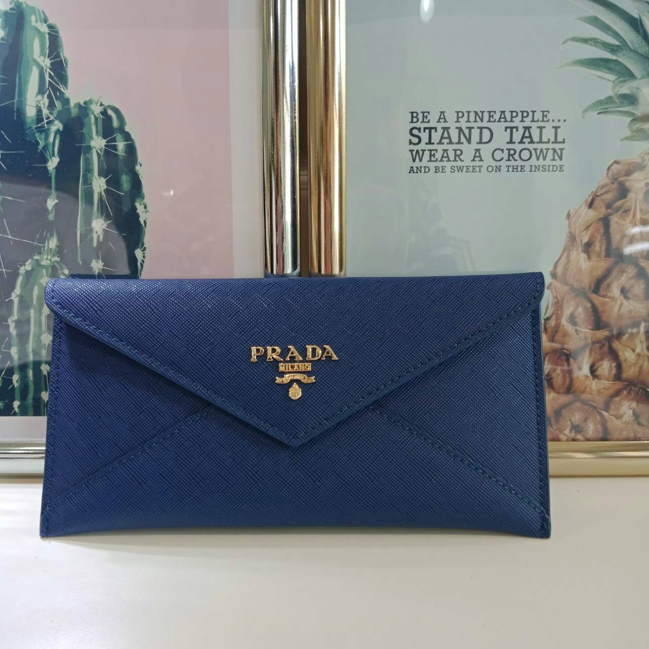 กระเป๋าสตางค์ยาว **ทรงหรู จากงานพรีเมี่ยมกิ้ฟ จากเคาเตอร์ต่างประเทศ จากแบรนด์ PRADA ลายหนัง saffiano ของแท้ 100% เปิดปิดฝาพับ มีช่องใหญ่1ช่อง ช่องใส่บัตร 3 ช่อง ใส่ได้ถึงแบงค์พัน หรือจะใส่มือถือได้ถึง Iphone+ และช่องซิปใส่ของจุกจิกด้านหลังน้ำหนักเบา จับถน