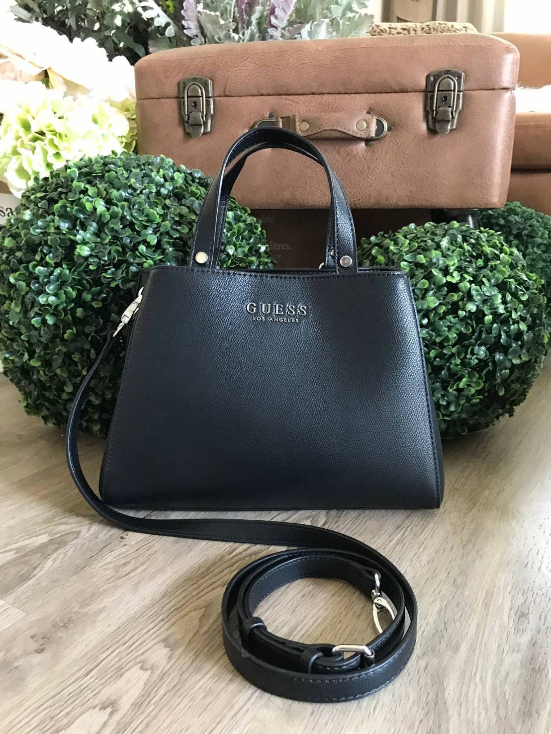 GUESS WOMAN FACTORY SHOULDER BAG กระเป๋าถือหรือสะพาย ทรง A คลาสสิค ขนาดกำลังดี น้ำหนักเบา วัสดุ pu. นิ่ม คุณภาพดี สวยอยู่ทรง ด้านหน้า ประดับโลโก้แบรนด์ เปิดปิดแบบแถบคาดกระดุมแม่เหล็ก ภายในกว้างแบ่ง 2 ช่องใหญ่ มีช่องซิปกลาง เป็นสัดส่วน ซับในลายแบรนด์ ใส่ w