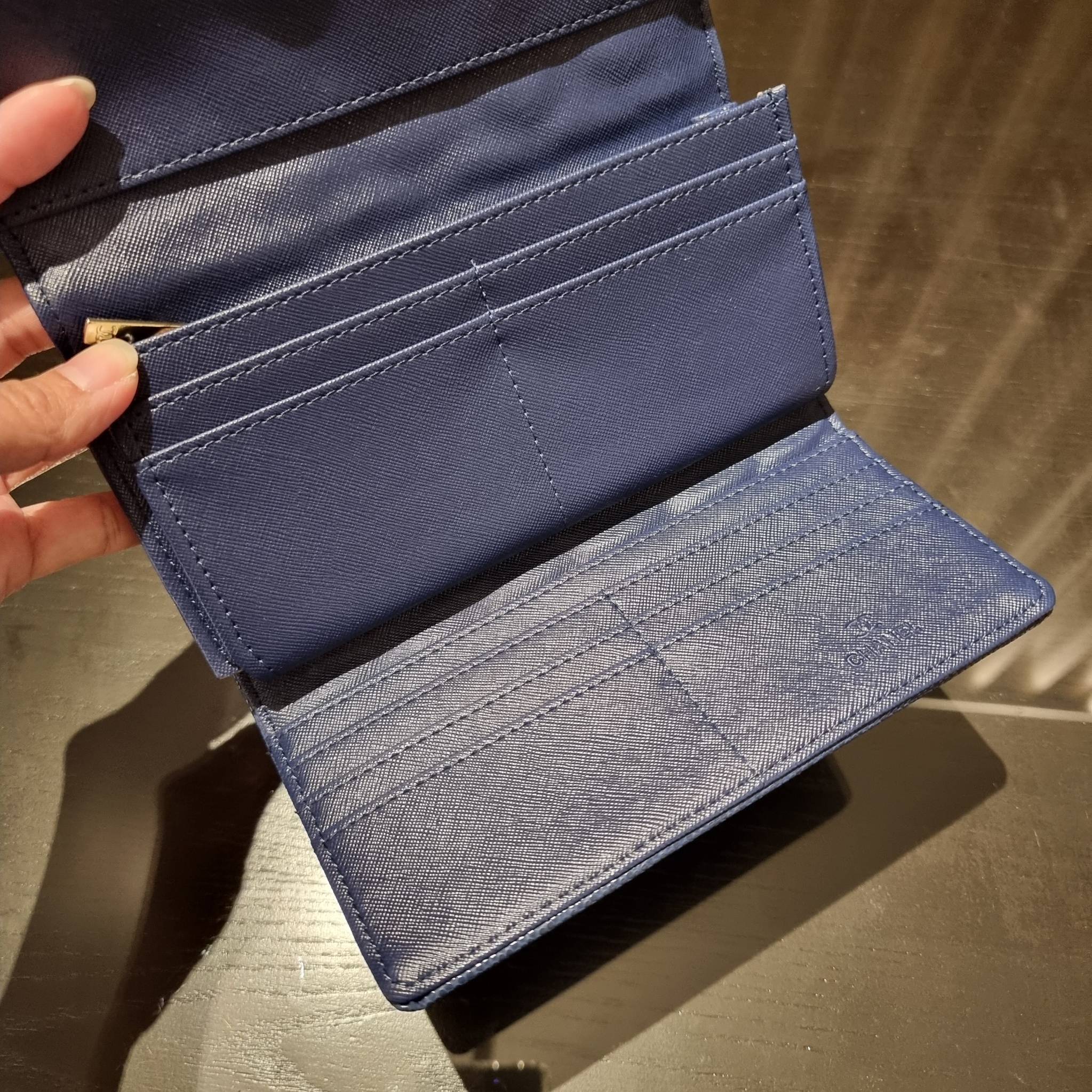 VIP 】กระเป๋าสตางค์ใบยาวรุ่นฝาพับที่ถามหากันมากที่สุด!! สวยรับทรัพย์จาก Chanel วัสดุหนังลายคาร์เวีย ลุคผู้ดีที่สุด เปิด-ปิดด้วยกระดุมแม่เหล็ก ภายในกระเป๋ามีช่องใส่บัตรได้เยอะ ใส่ธนบัตร ใส่เหรียญได้ มีช่องซิปแยกอีกหนึ่งช่อง ดีไซน์เรียบหรูดูคลาสสิค!! สาวๆห้า