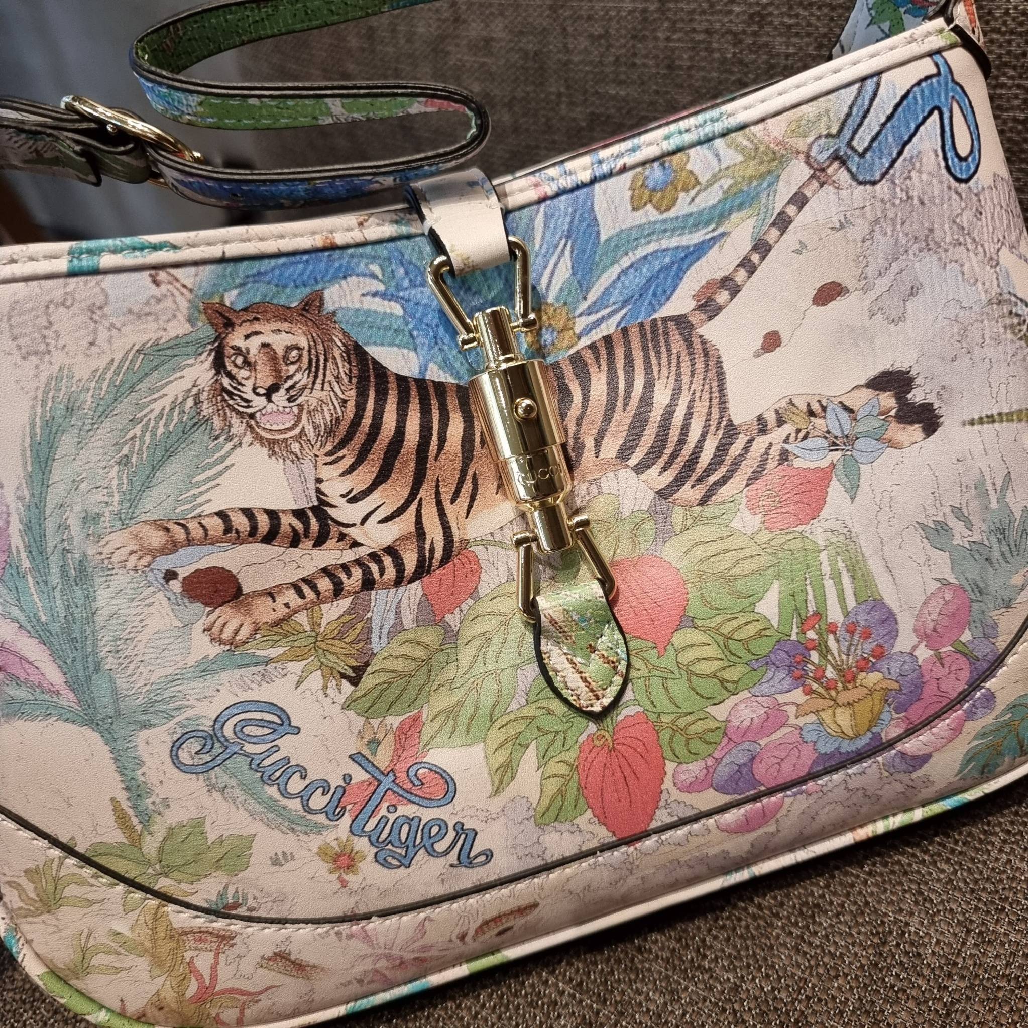 GUCCI SHOULDER BAG โปรเจคฉลองปีเสือ ปังฉุดไม่อยู่!! คอลเลคชั่นยอดฮิต GC multi bag ไซส์ใหญ่น่าสะพาย ดีไซน์ลวดลายชิคมากๆ!! โดดเด่นไม่ซ้ำใคร กับกระเป๋าสะพายวีไอพี พรีเมี้ยมกิ๊ฟที่จะทำให้หลงรักกันไปแบบสุดๆ มีดีเทลแฝงความหรูในตัว วัสดุหนังสังเคราะห์พรินท์ลายคม