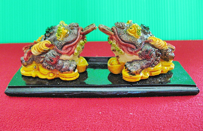 คางคกสามขาคู่คาบเหรียญบนฐานสีดำกวักทรัพย์ ป้องกันสิ่งชั่วร้าย กวักทรัพย์รับสมบัติค่ะ