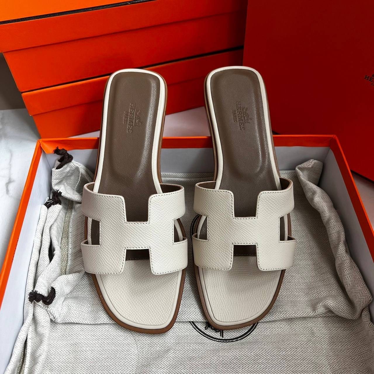 หนังแท้ Hermes sandal Epsom leather รองเท้าแตะงานสั่งตัตใช้สลับแท้ เกรดออริจินอล 1:1 เกรดเหมือนสุด มี series code ทุกคู่ งานตัดเย็บปราณีตละเอียด ใส่สบาย ไม่ลื่น ใช้ทนนาน เกรดนี้คุ้มมาก ไม่ผิดหวังค่ะ ภาพสินค้าถ่ายจากงานขายจริง ใช้งานต่างประเทศได้