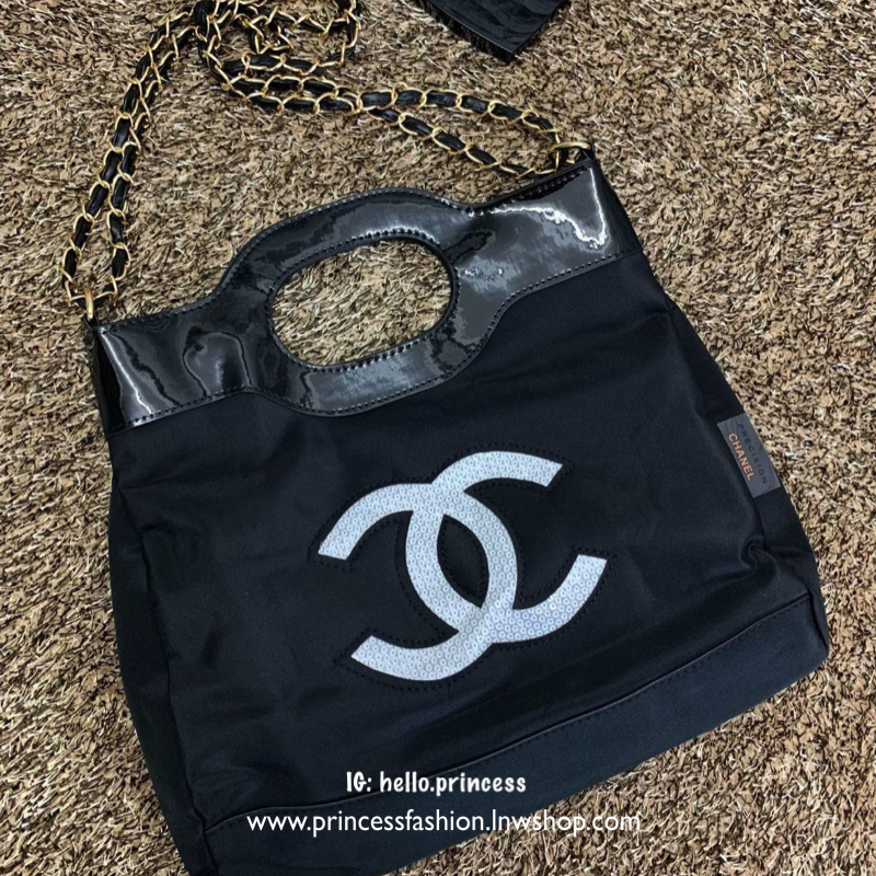 CHANEL PRECISION CHAIN BAG VIP. GIFT กระเป๋าถือหรือสะพาย วัสดุ nylon หูหิ้วหนังแก้ว ด้านหน้าประดับ logo brand ปักเลื่อม เปิดปิดแบบ กระดุมแม่เหล็ก ภายในโล่ง ใส่ iPad และของใช้ได้จุ ระเป๋าสตางค์ใบยาวได้สบายๆ หรือของอื่นๆได้จุทีเดียวค่ะ มีช่องซิปเล็ก ซัปในลา