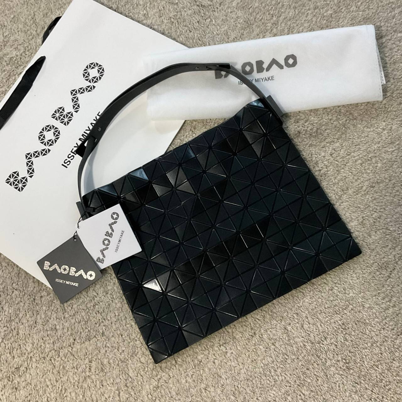 รุ่นใหม่ล่าสุด! พร้อมส่งที่ไทย! BAO BAO ISSEY MIYAKE BAGUETTE HANDBAG (LARGE) กระเป๋าสะพายไหล่จากทรงสวย วัสดุ 100% POLYVINYL CHLORIDE ด้านในใส่ของได้กำลังดีเลย ใส่ไอแพดมินิ กระเป๋าสตางค์ยาวได้ สมุดโน้ตได้สบายเลย วัยทำงานหรือวัยนักศึกษา อย่างน้อยต้องมีแบรน