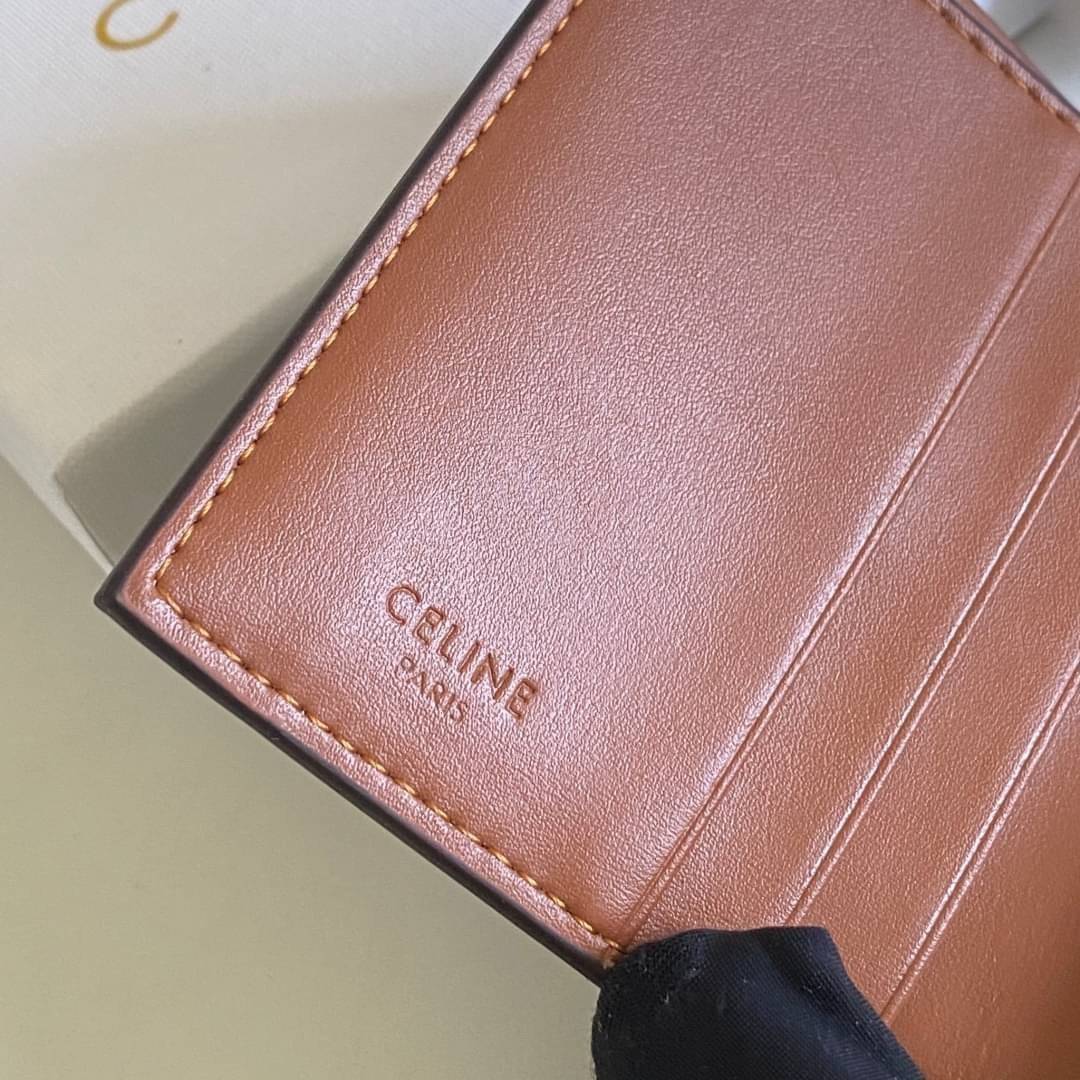 พรีเมี่ยมกิ๊ฟแท้ 100% 】CELINE SMALL TRIOMPHE WALLET IN SHINY SMOOTH LAMBSKIN VIP GIFT WITH PURCHASE (GWP) พรีเมี่ยมกิ๊ฟ Member Gift Limited Edition จาก CELINE HAUTEPARFUME COUNTER กระเป๋าสตางค์งานดี งานสวยสุดๆๆๆ มี 3พับ ขนาดกะทัดรัด รุ่นนี้คลาสสิคมากค่ะ