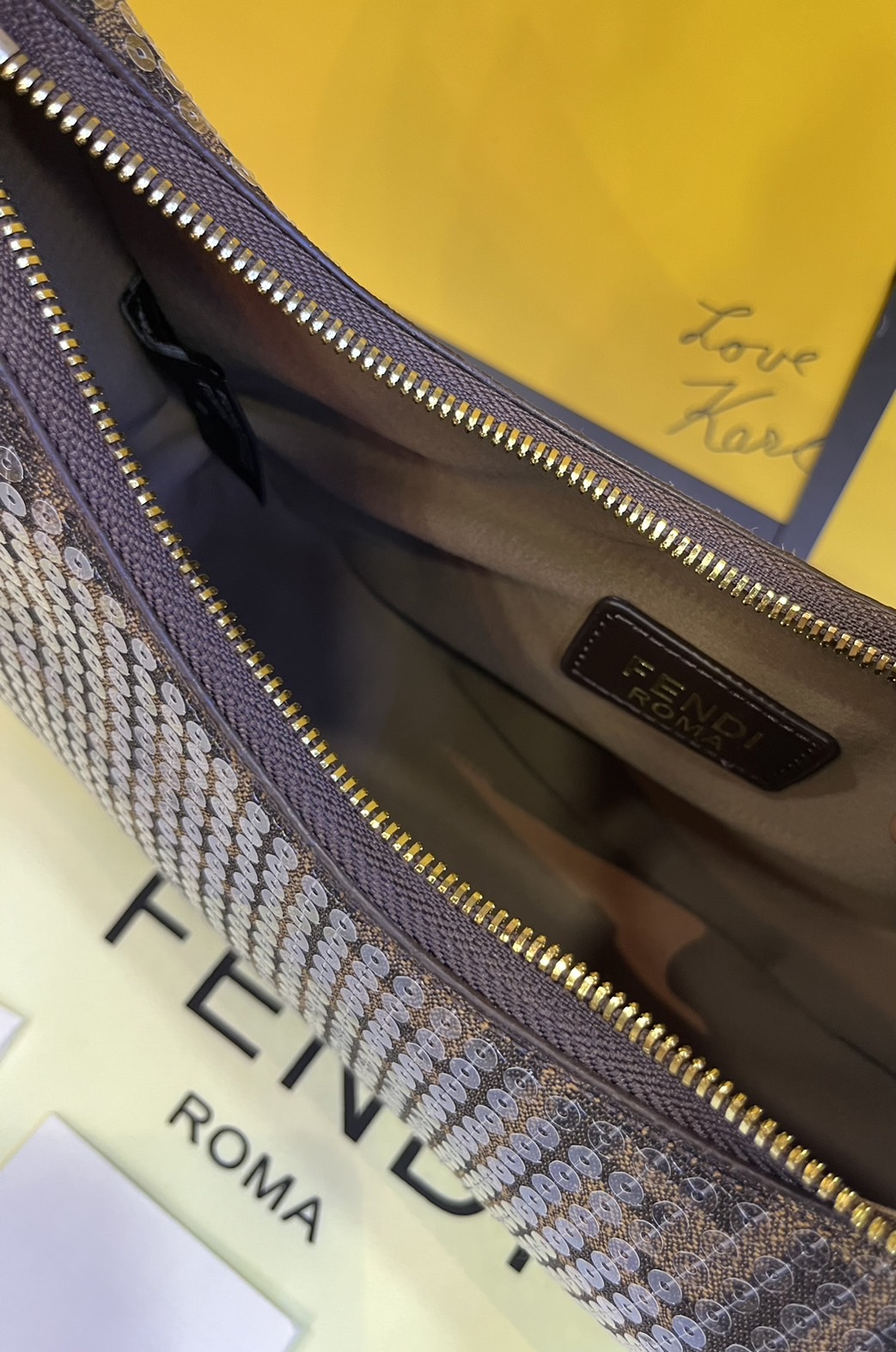 FENDI Fendigraphy Hobo Bag Brown fabric charm / Fendi hobo bag พร้อมส่ง กระเป๋าสะพายไหล่เฟนดิปักเลื่อมรุ่นใหม่ สวยหรู **สินค้าเกรดออริจินอล 1:1 สลับแท้