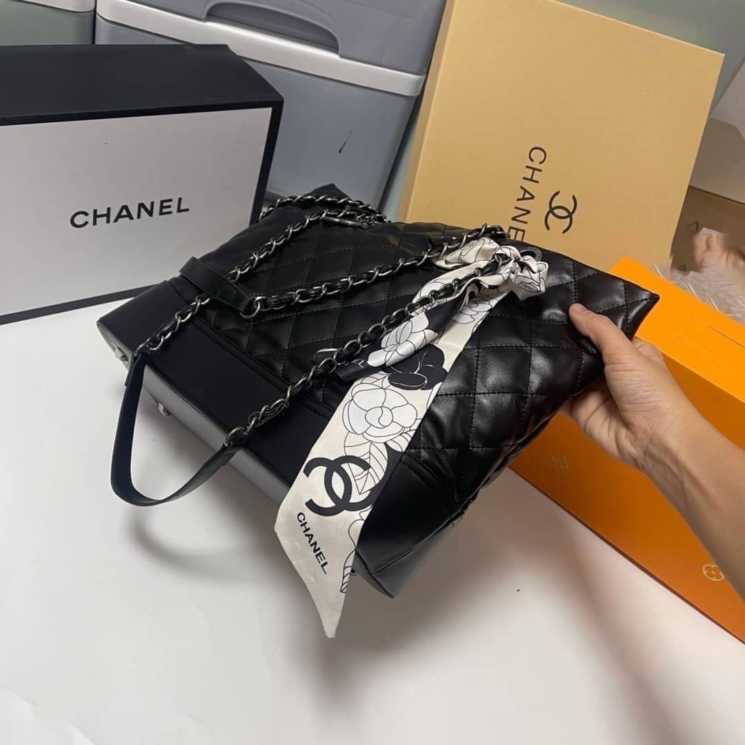 VIP 】CHANEL TOTE BAG กระเป๋าสะพายขนาดกลาง กำลังสวยเลยค่ะ ด้านในใส่ A4 , IPAD ได้สบายม้ากกก จะถือไปออกงานหรือเที่ยวในวันชิลๆก็สวยหรูที่สุดคะ ใส่ของได้หมดครบจบในใบเดียว มีใบเดียวจบ บอกเลยเลิศมากค่ะ