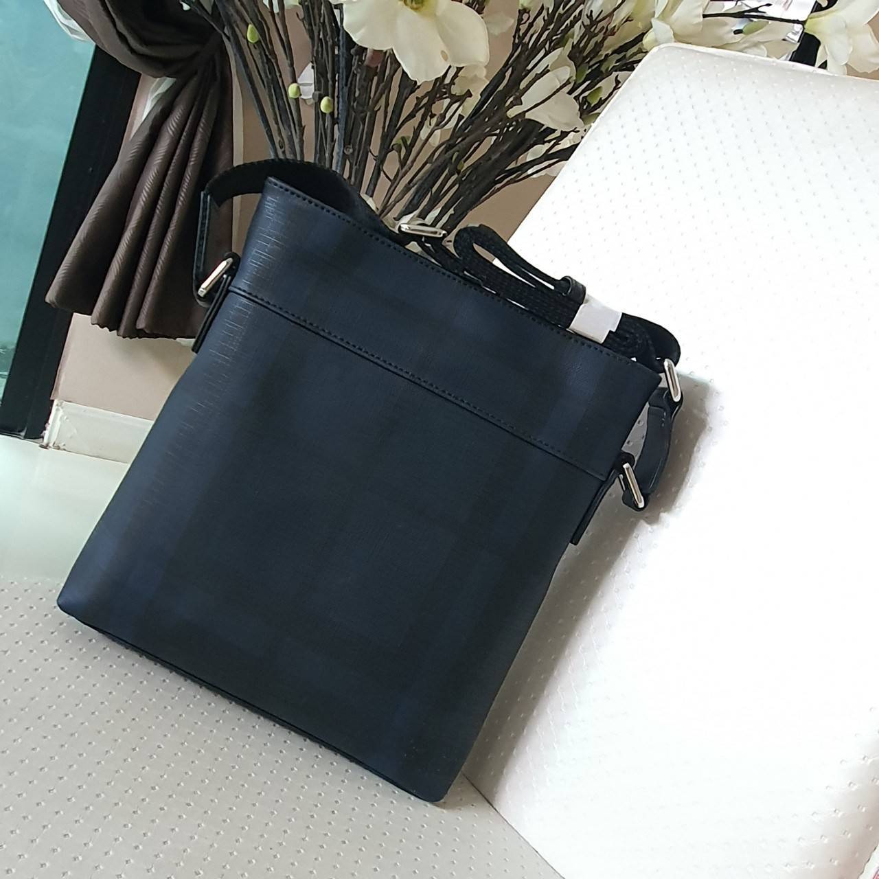 พร้อมเป็นของขวัญ มอบให้คุณผู้ชายแล้วค่ะ สำหรับ BURBERRY CROSSBODY VINTAGE BAG VIP GIFT WITH PURCHASE (GWP) พรีเมี่ยมกิ๊ฟ Limited Edition จากBURBERRY วัสดุหนังโทนสีสุภาพ คลาสสิก ตกแต่งด้วยซิปสะดวกใช้ด้านหน้า ช่องหลักเปิดปิดด้วยซิปยาวด้านบน พร้อมช่องซิปอีกห