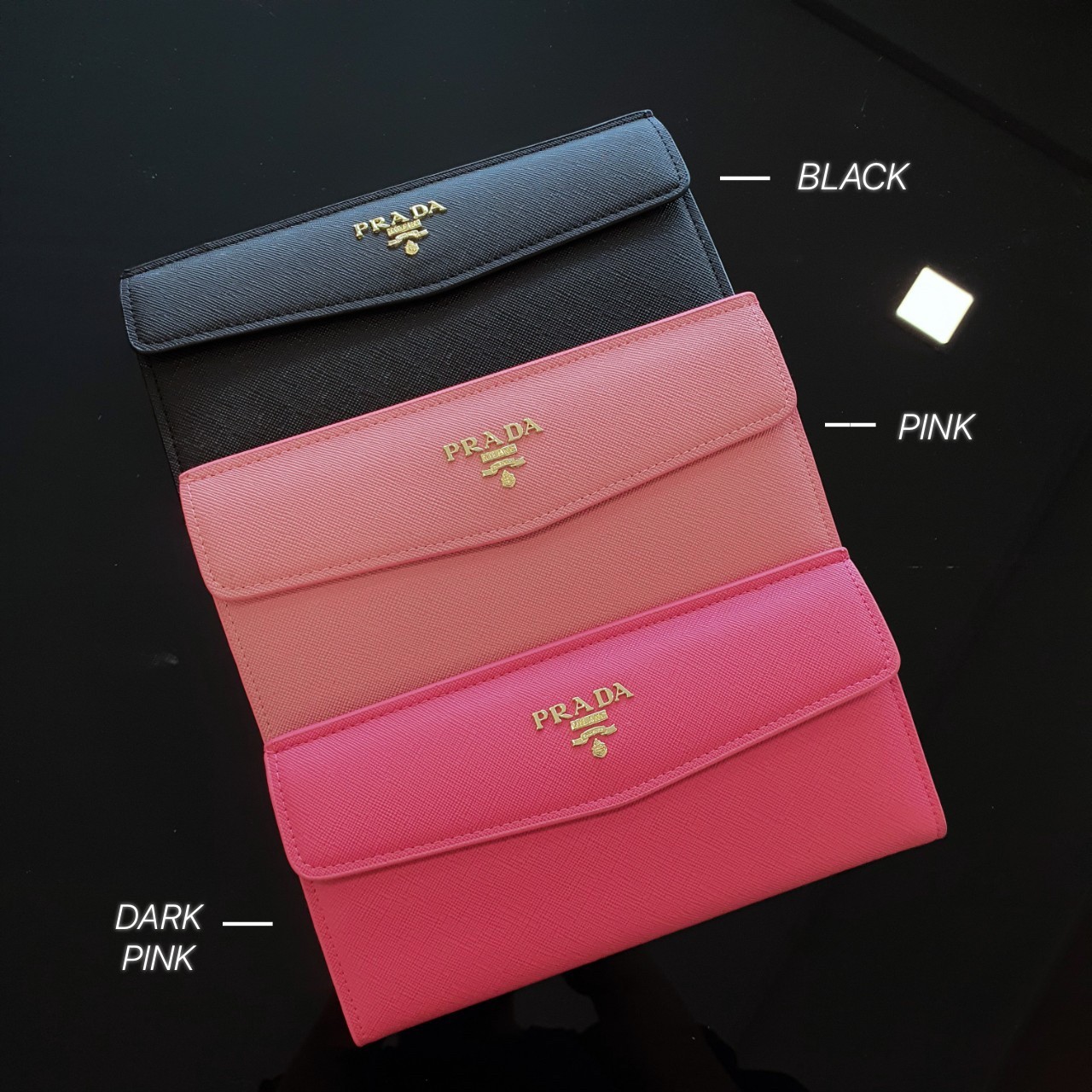 PRADA LONG WALLET กระเป๋าสตางค์รับทรัพย์ ทรงหรู จากแบรนด์ PRADA ลายหนัง SAFFIANO มีช่องใส่บัตร ถึง 12 ช่อง และช่องซิปใส่ของจุกจิกได้ น้ำหนักเบา จับถนัดมือ ขนาดกำลังดีคะ ถือแล้วดูดี อะไหล่ทองสุดหรู ใช้แล้วสวยแน่นอนค้า