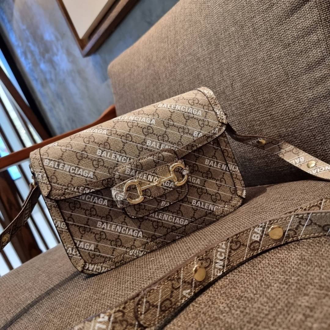 GUCCI x Balenciaga Horsebit 1995 รุ่นเด็ดสุด!! ฮ็อตสุด!! ที่ไม่ว่าใครก็ต้องรอคอย กับโปรเจคสุดเลิศ Balenciaga × Gucci strap shoulder bag กระเป๋าสะพายไหล่/สะพายข้าง ดีไซน์ใหม่ที่คอลแลบระหว่าง 2 แบรนด์สุดโต่งในเรื่องแฟชั่น รับรองความสวยไม่โป๊ะ วัสดุหนังแคนวา
