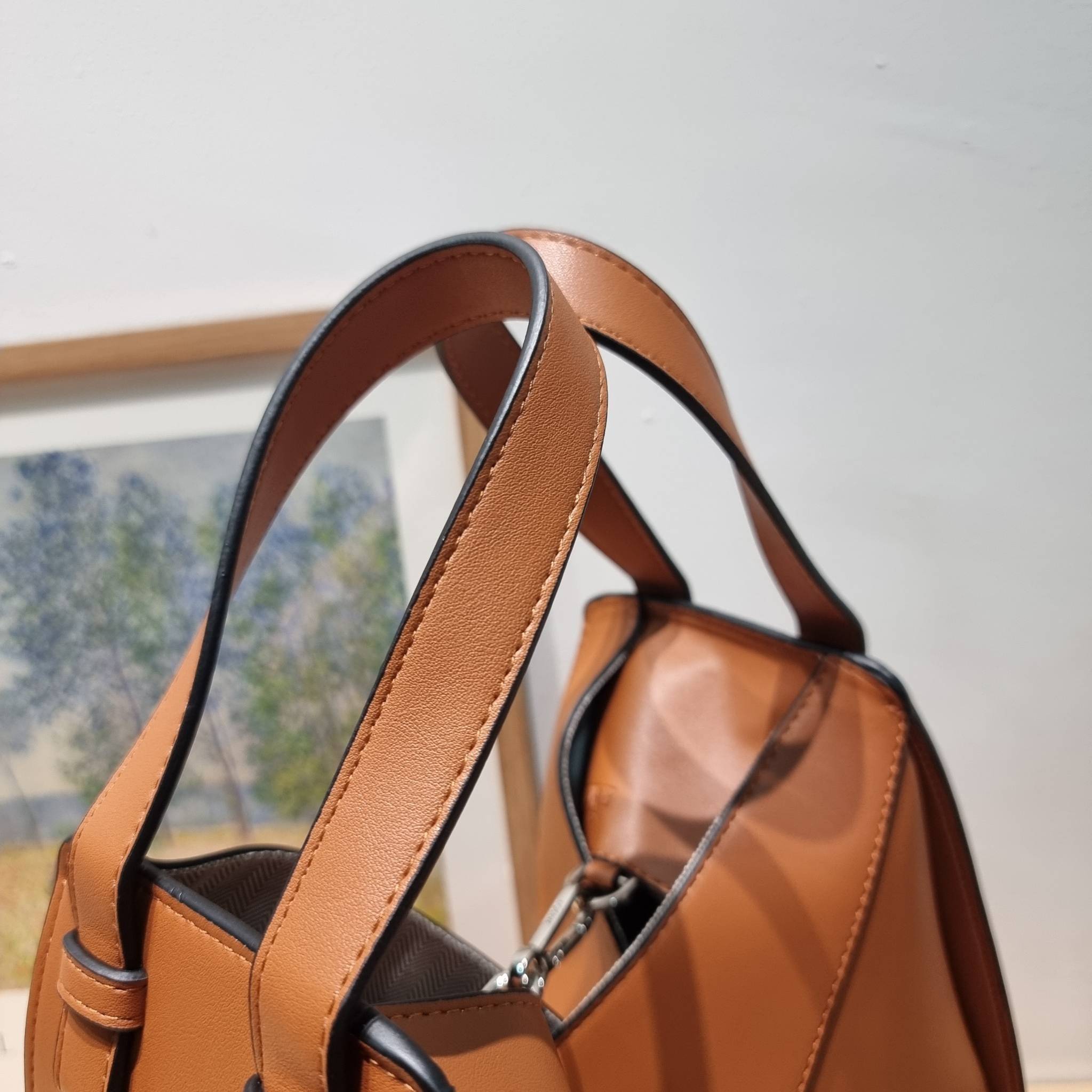 LOEWE SMALL HAMMOCK IN CLASSIC CALFSKIN พร้อมส่ง กระเป๋าสะพายดีไซส์เก๋ สามารถปรับเปลี่ยนรูปทรงได้หลากหลาย มีลูกเล่นทำให้ใช้ได้ไม่มีเบื่อ