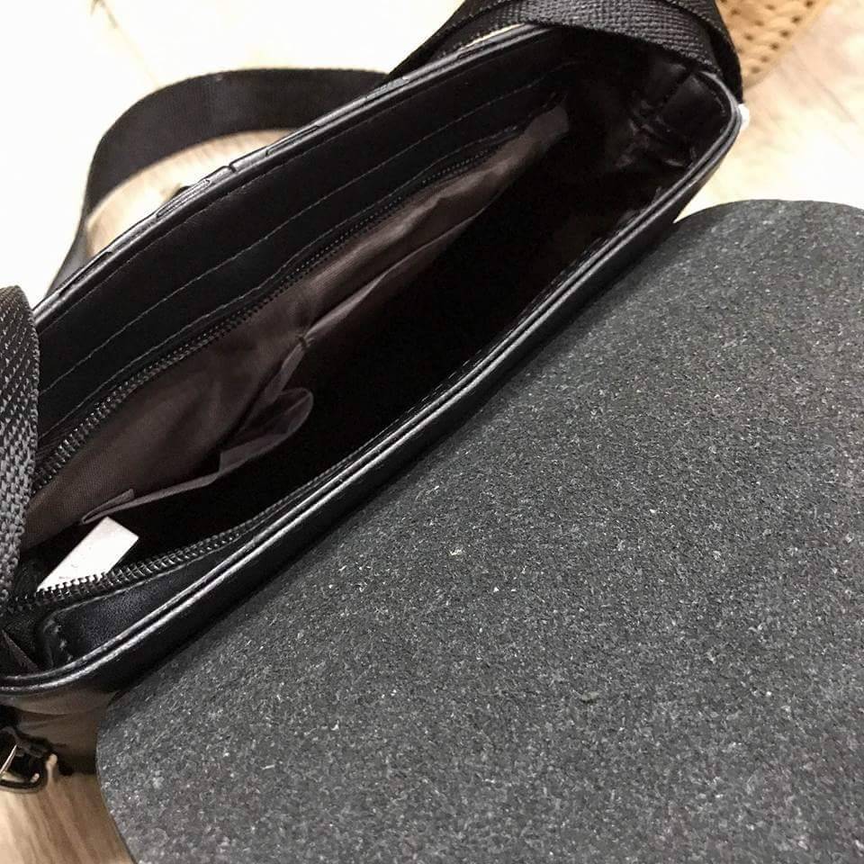 GIORGIO ARMANI CROSSBODY BAG Limited Edition จาก GIORGIO ARMANI JEANS เปิดปิดด้วยฝาปิดแม่เหล็กพร้อมซิปสะดวกใช้ ด้านหน้า ปั๊มโลโก้ และมีช่องใส่ของ ด้านหลังมีช่องซิป ขนาด กำลังดี น้ำหนักเบา กันน้ำ ใส่ ipad, กระเป๋าสตางค์ใบยาว, กล้อง, มือถือ และของใช้ได้เยอะ