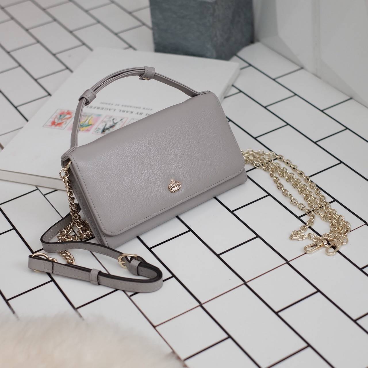 รุ่นขายดี **หนังวัวแท้สวยมาก KEEP • Ari • กระเป๋า สตางค์ยาว ปรับเป็นคลัช หรือถือ สะพาย ก้อได้หมด ขนาด กะลังดี ทรงสวย แค่ใบเดียวจบ! หนังคุณภาพเยี่ยม ภายใน จุของคุ้ม ใส่บัตร ใส่มือถือได้ทุกรุ่น ใบนี้ จะแต่งกับ Look ไหนก้อเข้ากันได้ดีแน่นอนค๊า Don't mis