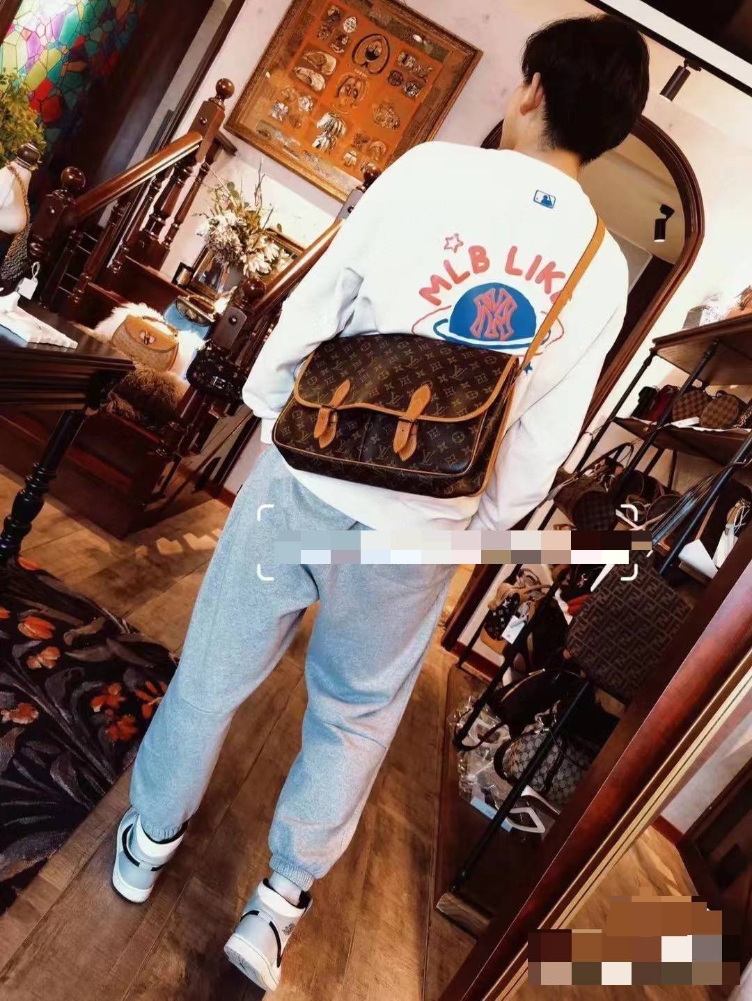 LV Vintage Monogram Sac Gibeciere GM messenger / LV GIBECIERE CROSSBODY BAG กระเป๋าสะพายข้างใบใหญ่ ทรงแมสเซนเจอร์ เอาใจหนุ่มๆ ดีไซน์วินเทจ ย้อนยุค คลาสสิคไม่มีเบื่อ วัสดุหนังแคนวาส ทนทาน