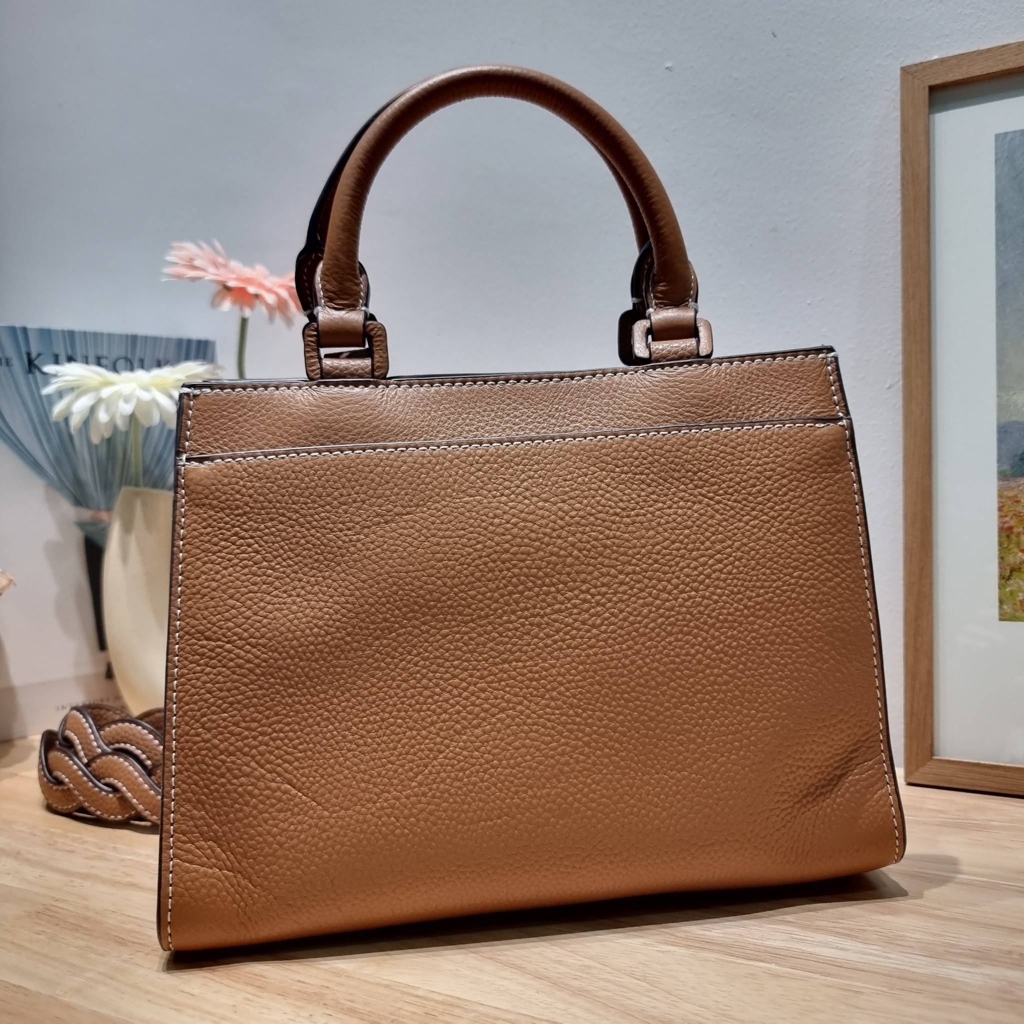 TORY BURCH MILLER TOP HANDLE SATCHEL ใหม่ล่าสุด กับกระเป๋าสะพายรุ่นยอดนิยม ที่มาในดีไซน์ top handle ให้สะดวกใช้ได้มากขึ้นด้วยหูจับในตัว โดดเด่นด้วยโลโก้สีทอง