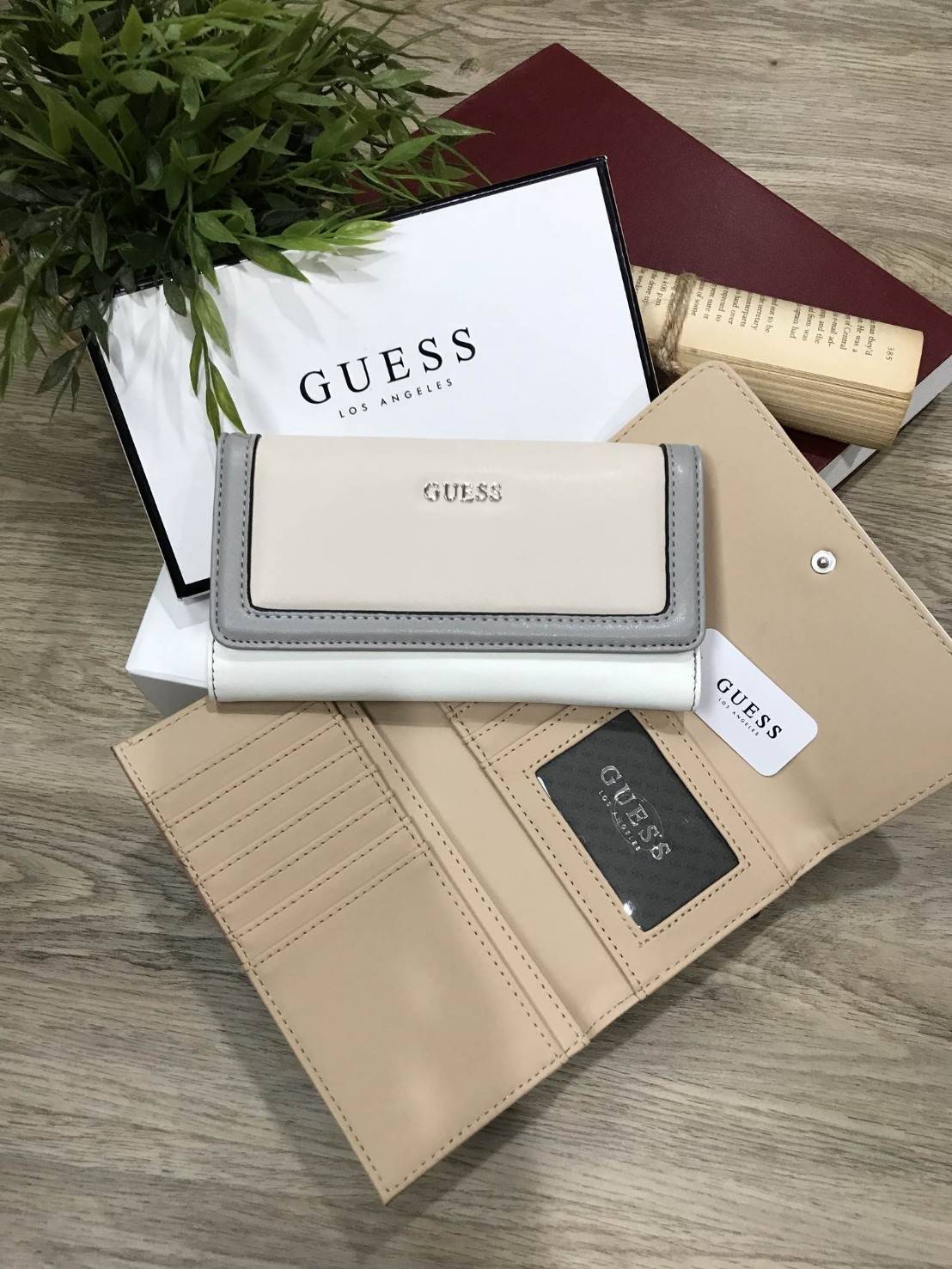 NEW ARRIVAL! GUESS FACTORY WOMEN'S WALLET 2018 กระเป๋าสตางค์หนังแกะสังเคราะห์แบบนิ่มสีขาวครีมตัดขอบเทาสวยลงตัว ด้านหน้ามีโลโก้แบรนด์อะไหล่เงิน ด้านหลังมี1ช่องซิป หัวซิปปั้มแบรนด์ เปิดปิดด้วยฝาปิด ภายในมีช่องใส่รูป ช่องใส่ธนบัตรและช่องใส่บัตรหลายช่องแ