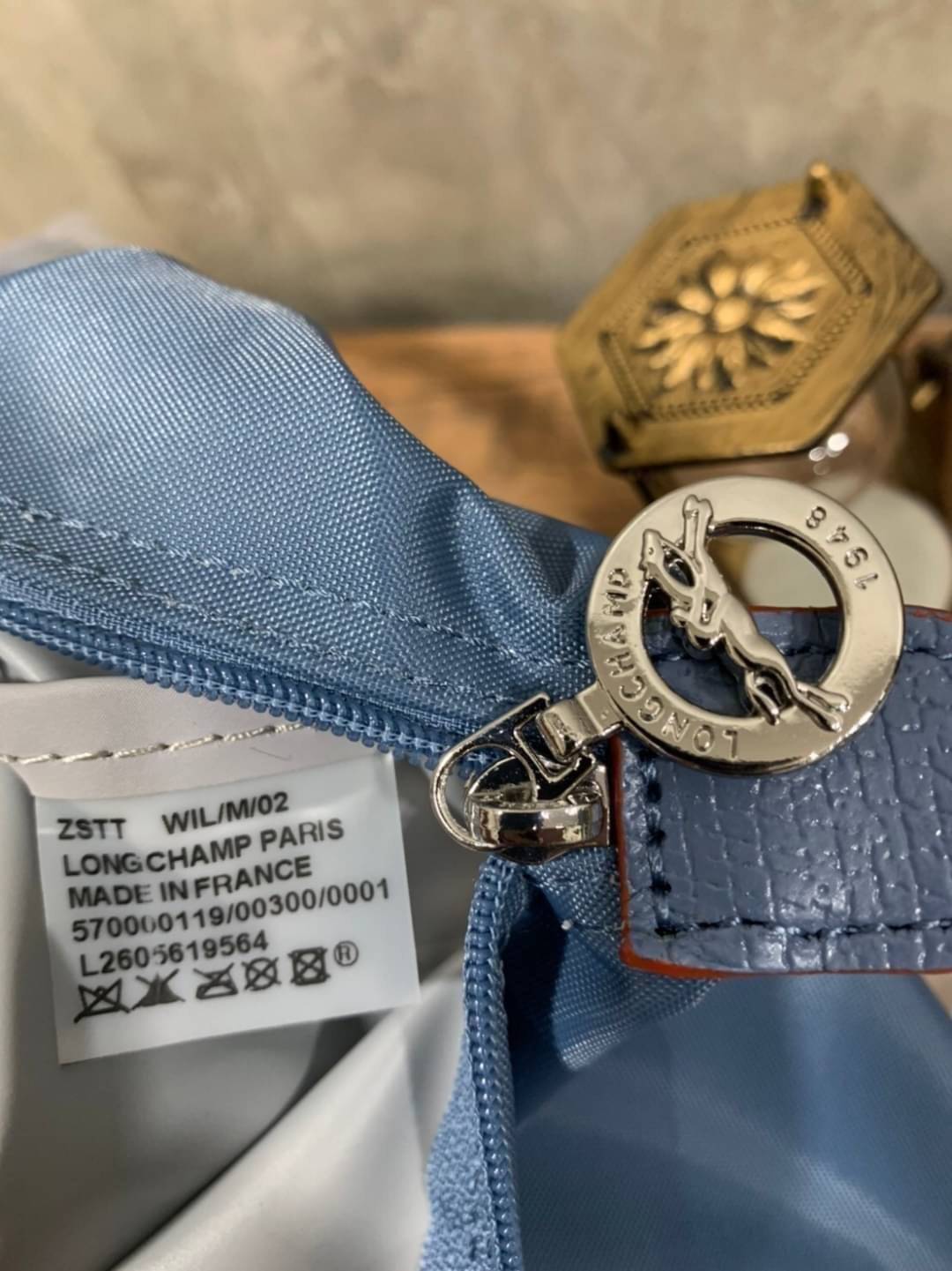 Longchamp LE PLIAGE Club (พร้อมส่ง 8 สี) TOTE BAG S กระเป๋ารุ่นยอดนิยม ที่สาวๆ ต้องมีไว้เก็บไว้สักใบ ด้วยตัวน้ำหนักกระเป๋า Longchamp เบาแสนเบา แต่จุของได้เยอะมาก สำหรับลุคทางการกึ่งลำลอง แฝงความสบาย ยามเดินทาง จุดเด่นอย่างหนึ่งของ กระเป๋าก็คือ สามาถพับเก็