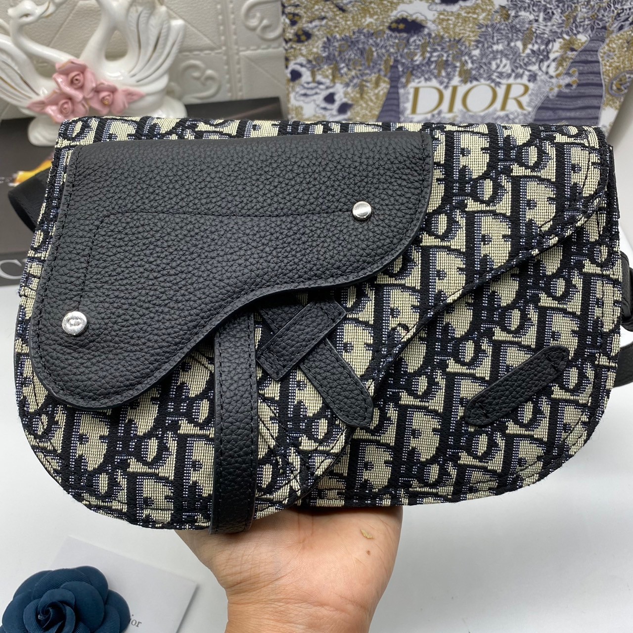 DIOR SADDLE Pouch Beige And Black Canvas and Leather Messenger Bag DIOR Chest Bag พร้อมส่งที่ไทย ยังคงรักษาสไตล์ไว้ได้ เฉพาะสำหรับคุณที่จะติดตามเทรนด์อานม้ารุ่นที่สวยงามนี้ในผ้าใบเฉียงและหนัง สายสะพายไหล่แบบเส้นเดียวและด้านในบุด้วยผ้า กระเป๋าสะพายข้างหรือ