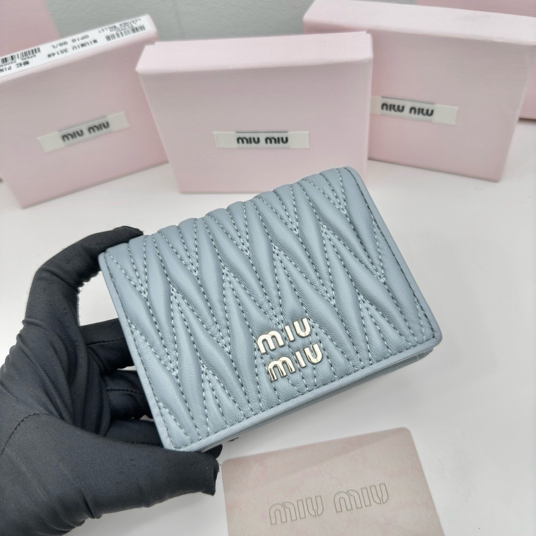 Miu Miu Small matelassé nappa leather wallet กระเป๋าสตางค์หนังแนปป้า ตกแต่งโลโก้หรูหราเป็นเอกลักษณ์