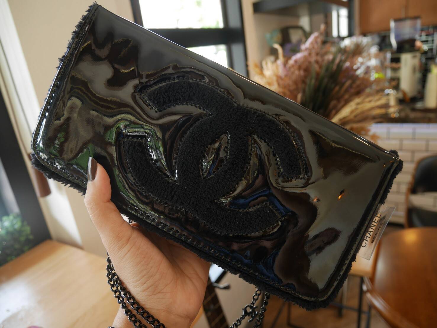 Chanel shoulder & cloth bag กระเป๋าสะพายทรง cluth ขนาดกำลังน่ารัก วัสดุหนังแก้ว เปิดปิดด้วยกระดุมแม่เหล็ก ภายในโล่งบุเฟอขนนุ่ม ใส่กระเป๋าสตางค์ยาวได้ มาพร้อมสายสะพายโซ่ หรือจะเก็บสายถือเป็น cluth ออกงานก็ดูดี มากับราคาสุดคุ้มค่ะ