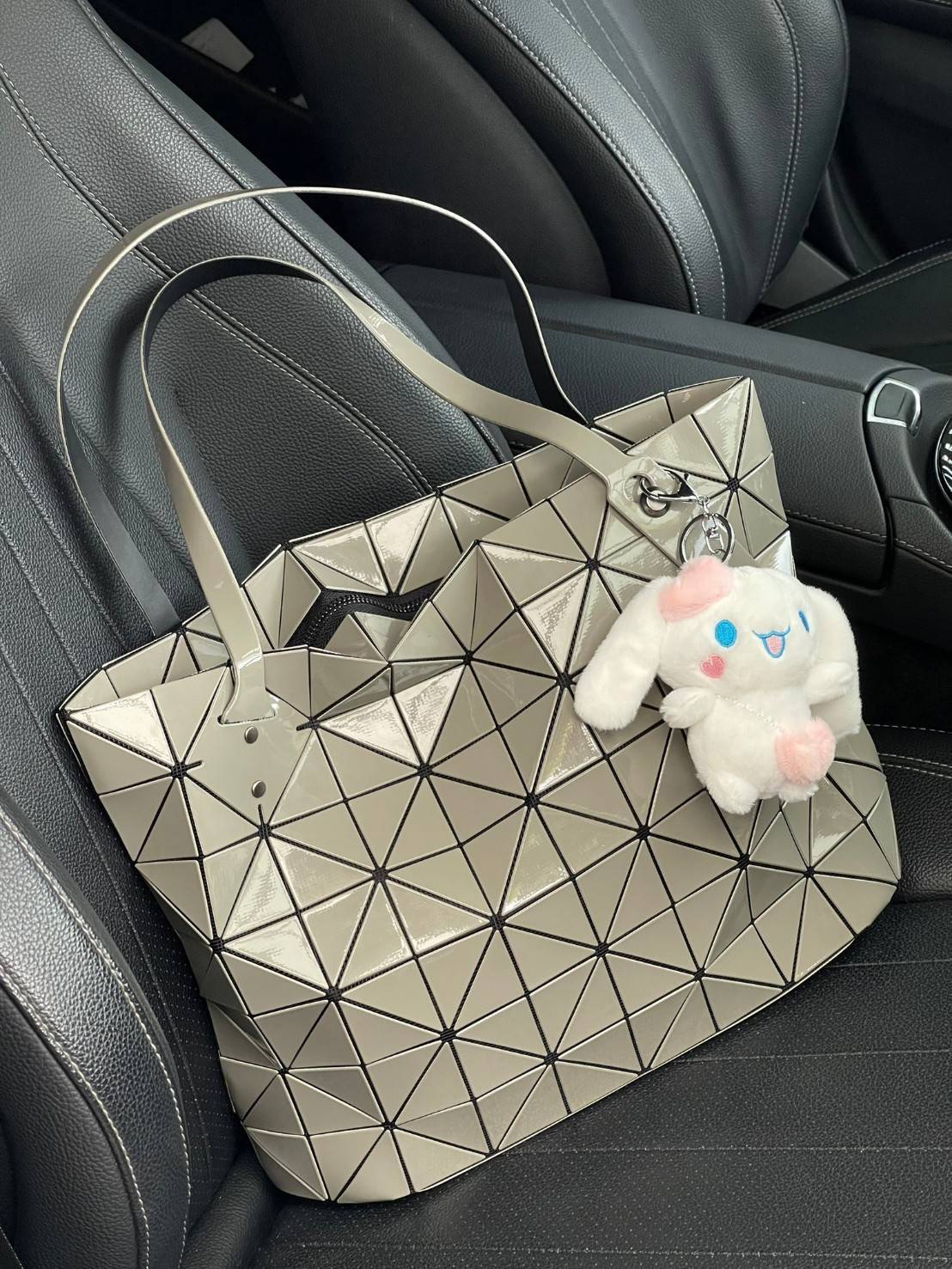 Bao Bao Issey Miyake ROCK MATTE ซีรีส์นี้จะเป็นทรงสี่เหลี่ยมผืนผ้า มีซิปปิดด้านบน ถือเป็นรุ่นที่เหมาะกับการใช้งานในชีวิตประจำวัน สามารถพับมุมและบริเวณด้านล่างของกระเป๋าเพื่อเพิ่มความสะดวกสบายในการใช้งาน ทั้งยังช่วยให้วางกระเป๋าในแนวตั้งได้อีกด้วย แผ่นต่อส