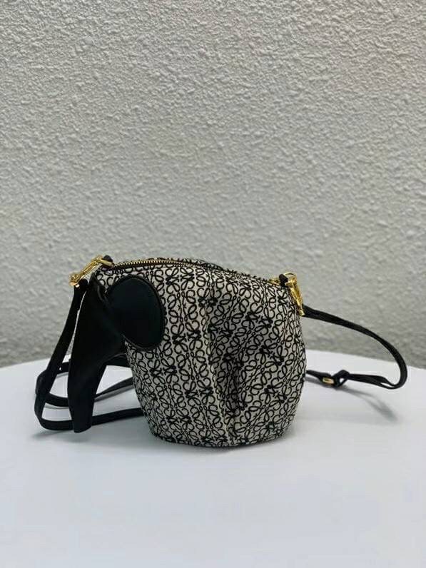 LOEWE Mini Canvas Anagram Jacquard Elephant Bag คอลเลคชั่นใหม่ล่าสุด น้องช้างไซส์มินิน่ารักมากมาย งานแบรนด์หรูจากประเทศสเปน โลเอเว่ (LOEWE) กระเป๋ารูปทรงช้างเป็นเหมือนหนึ่งในซิกเนเจอร์ของแบรนด์ ดีไซน์คงเอกลักษณ์วัสดุ Anagram Canvas Jacquard Fabric ผสมผสาน