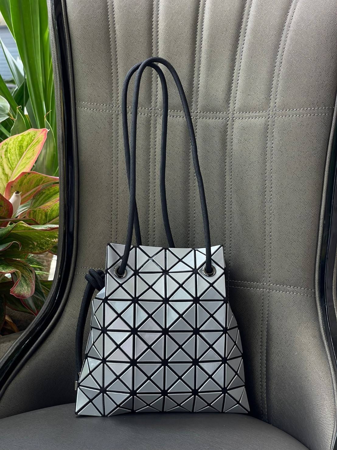 Baobao Issey Miyake Wring Small Bag กระเป๋าสะพายครอสบอดี้พร้อมสายรูดเปิดปิด สามารถปรับความยาวของสายได้ตามสไตล์ความชื่นชอบ ด้วยดีไซน์ทรงน่ารัก เหมาะสำหรับให้สาวๆหยิบใช้ในวันสบายๆ แต่เต็มเปี่ยมไปด้วยความคล่องแคล่ว ไฮไลต์ของซีซั่นนี้คือกระเป๋าที่มาพร้อมกับเช