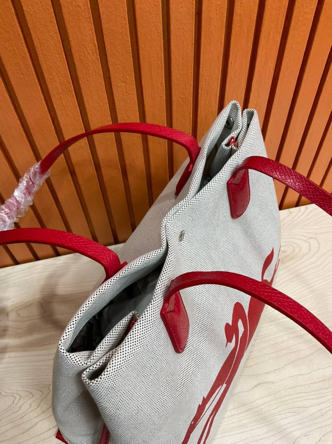 LONGCHAMP ESSENTIAL TOILE SHOULDER BAG L ECRU กระเป๋าสะพายข้าง รุ่นใหม่ล่าสุดทรงฮิต!! ฮิตกันมากๆในเหล่าบรรดาเซเลป วัสดุ Cotton Canvas & Grained cowhide ด้วยดีไซน์ทรงสวยคลาสสิค ขนาดกำลังดีเนื้อหนา ตั้งอยู่ทรง น้ำหนักเบา