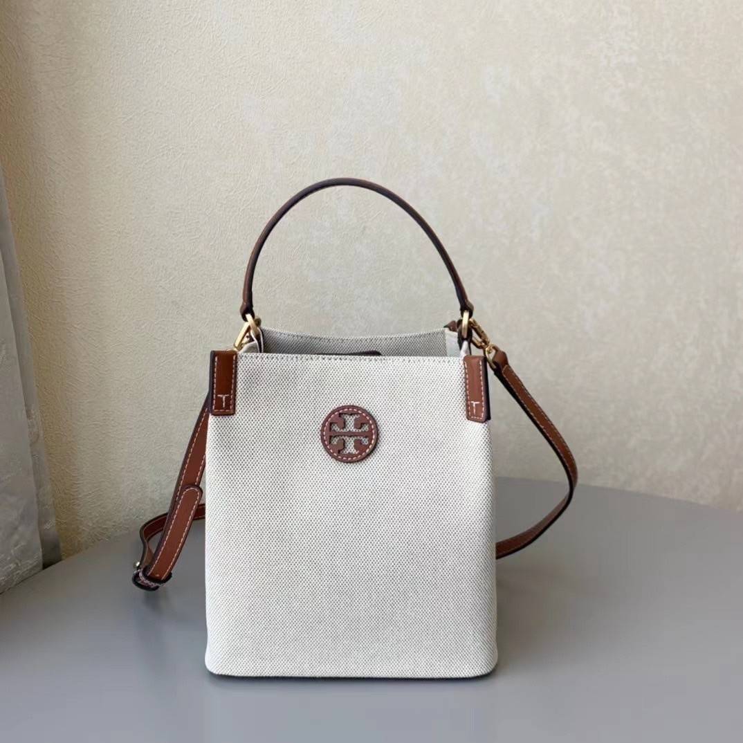 Tory Burch Blake Canvas Bucket Bag รุ่นใหม่ล่าสุด สวยไฉไลฝุดๆ แบบสวยคลาสสิค กระเป๋าทรงถัง วัสดุ Canvas สายหนังแท้ อะไหล่ทอง เปิด-ปิด ด้วยกระดุมแม่เหล็ก ด้านในโล่งมีช่องเล็กใส่โทรศัพท์ได้ น้ำหนักเบา สายสะพายถอดสายได้ crossbody ได้ ปรับระดับได้