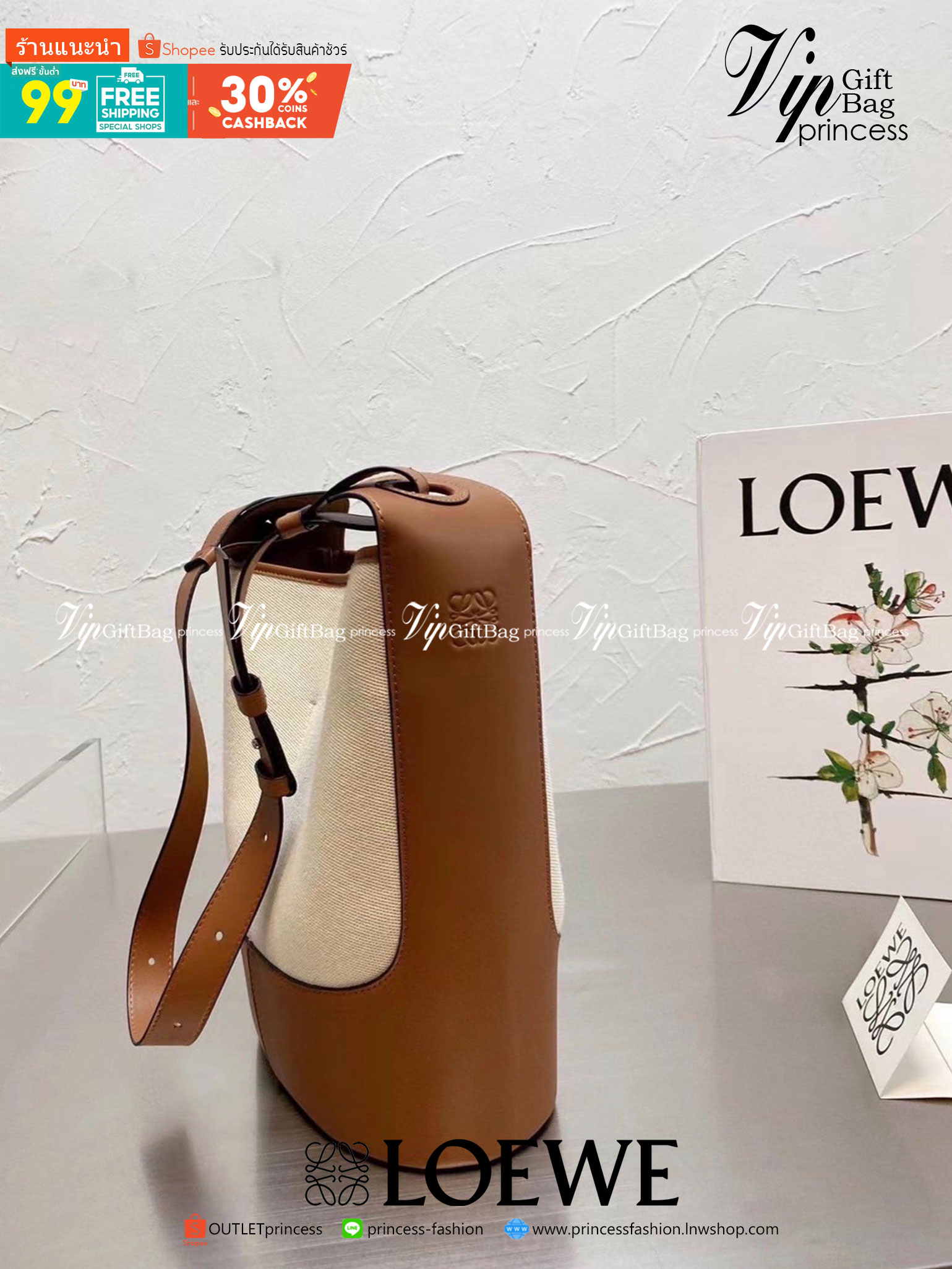 VIP 】LOEWE HOBO LEATHER SHOULDER BAG กระเป๋าสะพายทรงถัง ผ้าแคนวาสตัดขอบหนัง Lambskin หนังนิ่มสวย กระเป๋าสะพายทรงถัง ผ้าแคนวาสตัดขอบหนัง Lambskin หนังนิ่มสวยดีไซน์หรู โลโก้หน้าสวยงาม คงเอกลักษณ์แบรนด์ ภายในโล่งกว้างวัสดุเป็นหนังกลับ ขนาดกำลังดี จุได้เยอะ น