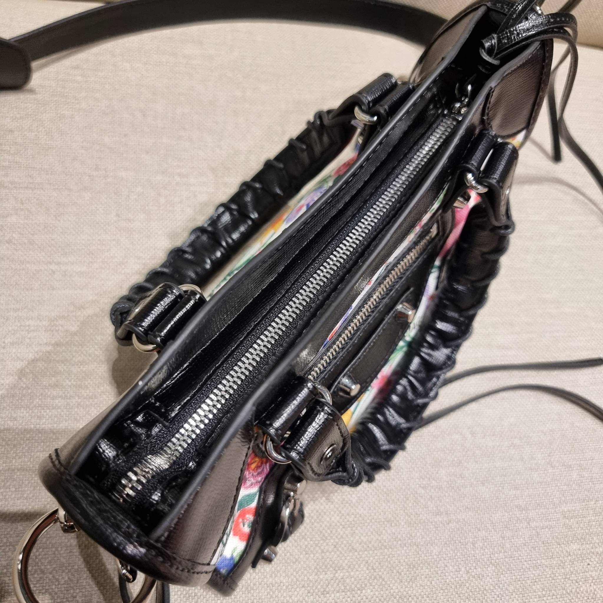 ไซส์ใหม่ กับรุ่นคอลแลบอีกหนึ่ง ที่ฮอตติดลมไม่เลิก!! Gucci×Balenciaga neo floral small bag กระเป๋าถือ/สะพายข้างที่โดดเด่นในสไตล์ที่ไม่ซ้ำ ไม่เกร่อ ดีไซน์มีกิมมิคและลูกเล่นแพรวพราว ทั้งหนังรูดซิป ทั้งหูจับ ทั้งความตกแต่ง มีดีเทลอัพราคาไปหมด วัสดุผ้าแคนวาสตั