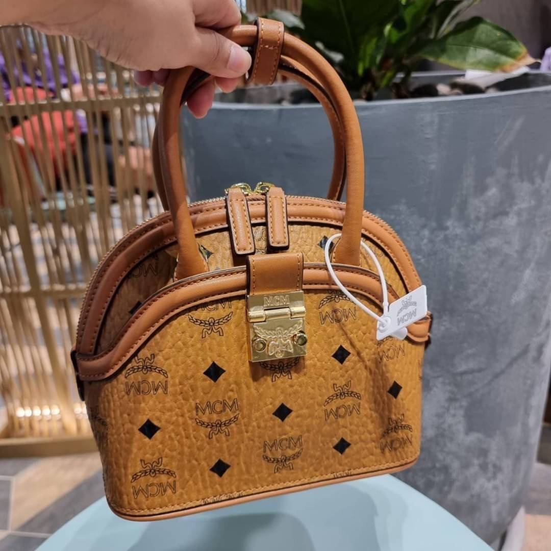 M.C.M SMALL ANNA TOTE คอลเลคชั่นใหม่ดีไซน์ไม่ซ้ำใคร รุ่นนี้เป็น seasonal หายากไปอีก กระเป๋าถือ/สะพายข้าง ทรงยูนีคโดดเด่น น่าใช้ หูจับในตัวมาพร้อมสายรัดเก็บ วัสดุหนังแคนวาสคุณภาพดี ตกแต่งตัวกดล็อคเอกลักษณ์ เปิด-ปิดด้วยซิป ภายในเป็นช่องโล่ง ใส่ของได้สบายๆ ต