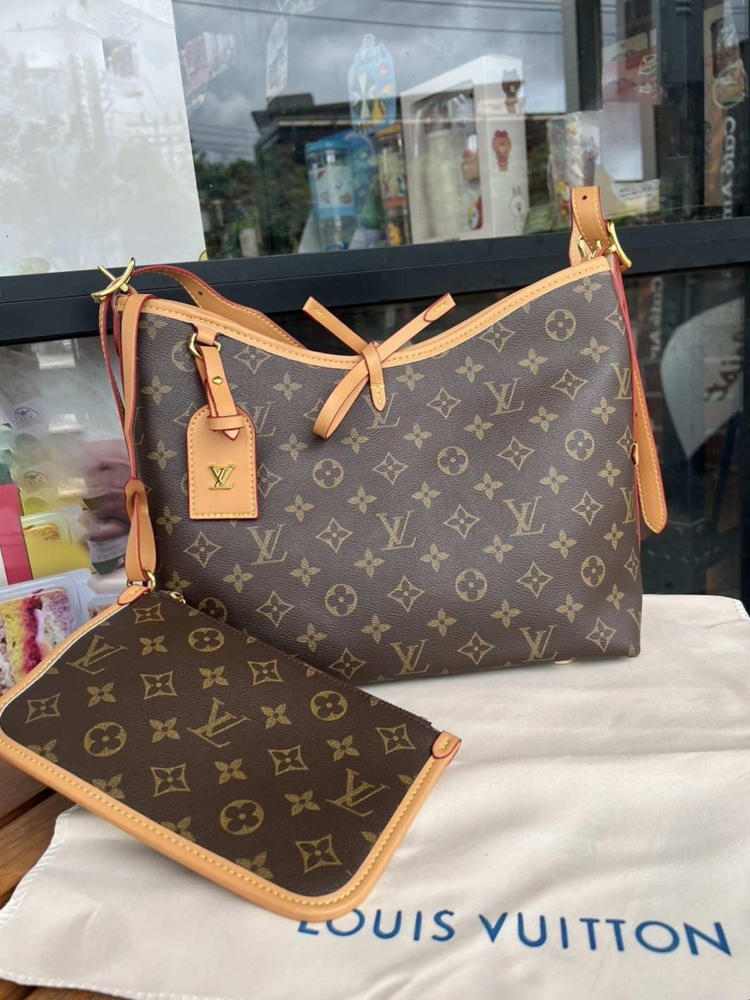 CarryAll PM handbag in Monogram / LV Tote Shopping Bag พร้อมส่ง กระเป๋าถือแคนวาสแต่งขอบหนังแคนวาสอย่างดี ผสานเสน่ห์สวยงามเข้ากับดีไซน์ที่รับกับสรีระให้คุณพกพาไปได้ทุกที่