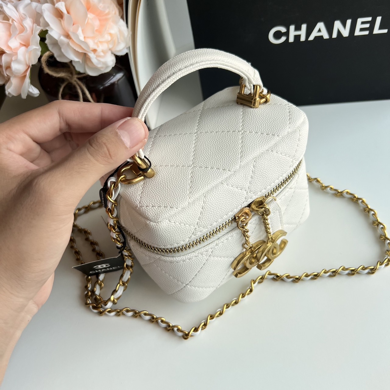 หนังแท้ Chanel Micro Bag / CHANEL Small Vanity Case Caviar Leather / Chanel vanity chain mini พร้อมส่งที่ไทย กระเป๋าสะพายข้างขนาดเล็กน่ารัก ดีไซน์คลาสสิคเรียบหรูเข้ากับทุกลุ๊คแบบไม่มีเอ้าท์ ไอเท็มนี้แนะนำสวยน่าใช้ ไม่ควรพลาดเลยค่าา