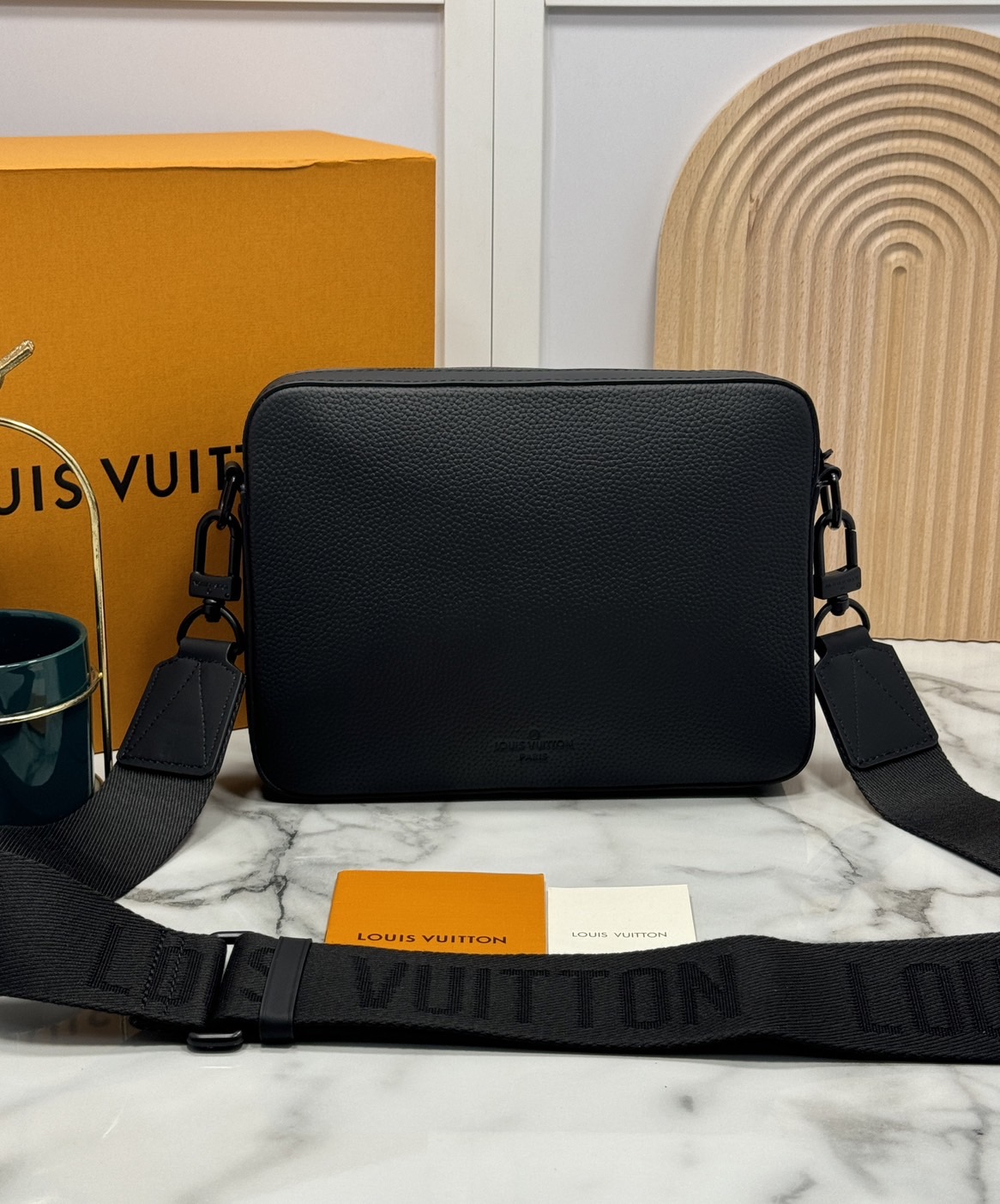 LV Fastline Messenger Bag กระเป๋าสะพาย ทรงแมสเซ็นเจอร์ สีดำเต็มใบสวยคลาสสิก หนังแท้สัมผัสนุ่ม ผสานสไตล์และฟังก์ชันการใช้งานเข้าด้วยกันอย่างลงตัว