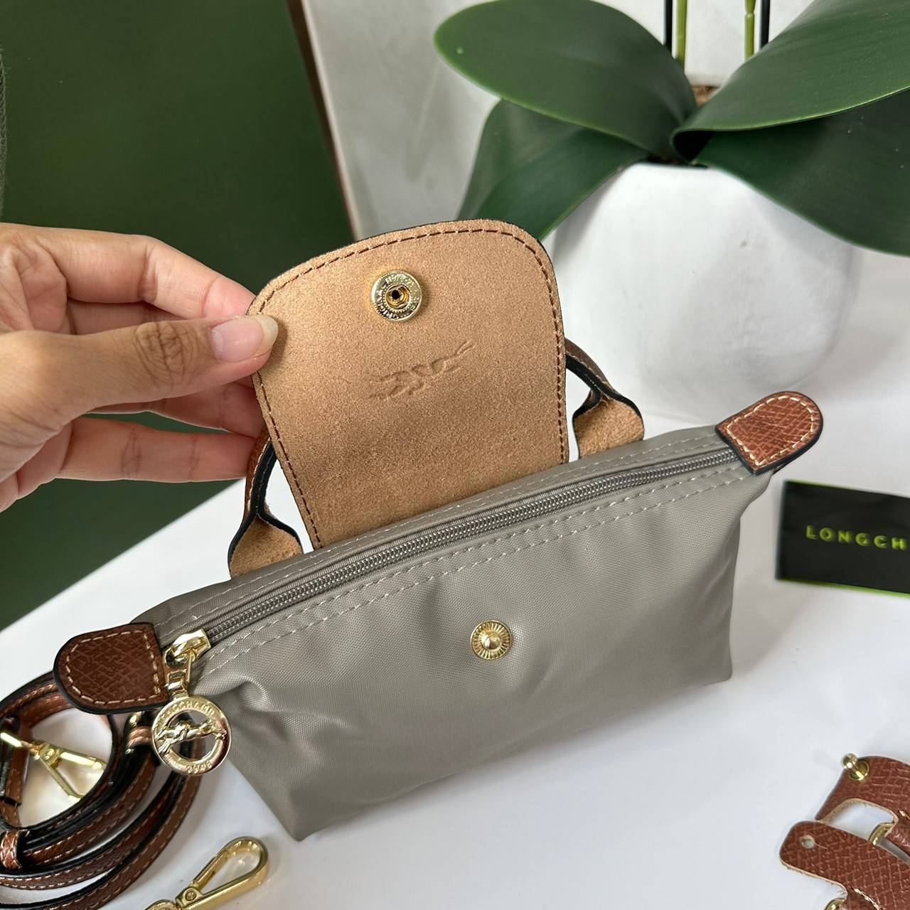 LONGCHAMP LE PLIAGE ORIGINAL Pouch with handle กระเป๋าใบเล็กขนาดกระทัดเหมาะกับใส่ของจำเป็นจุกจิก กันน้ำได้ พร้อมส่ง